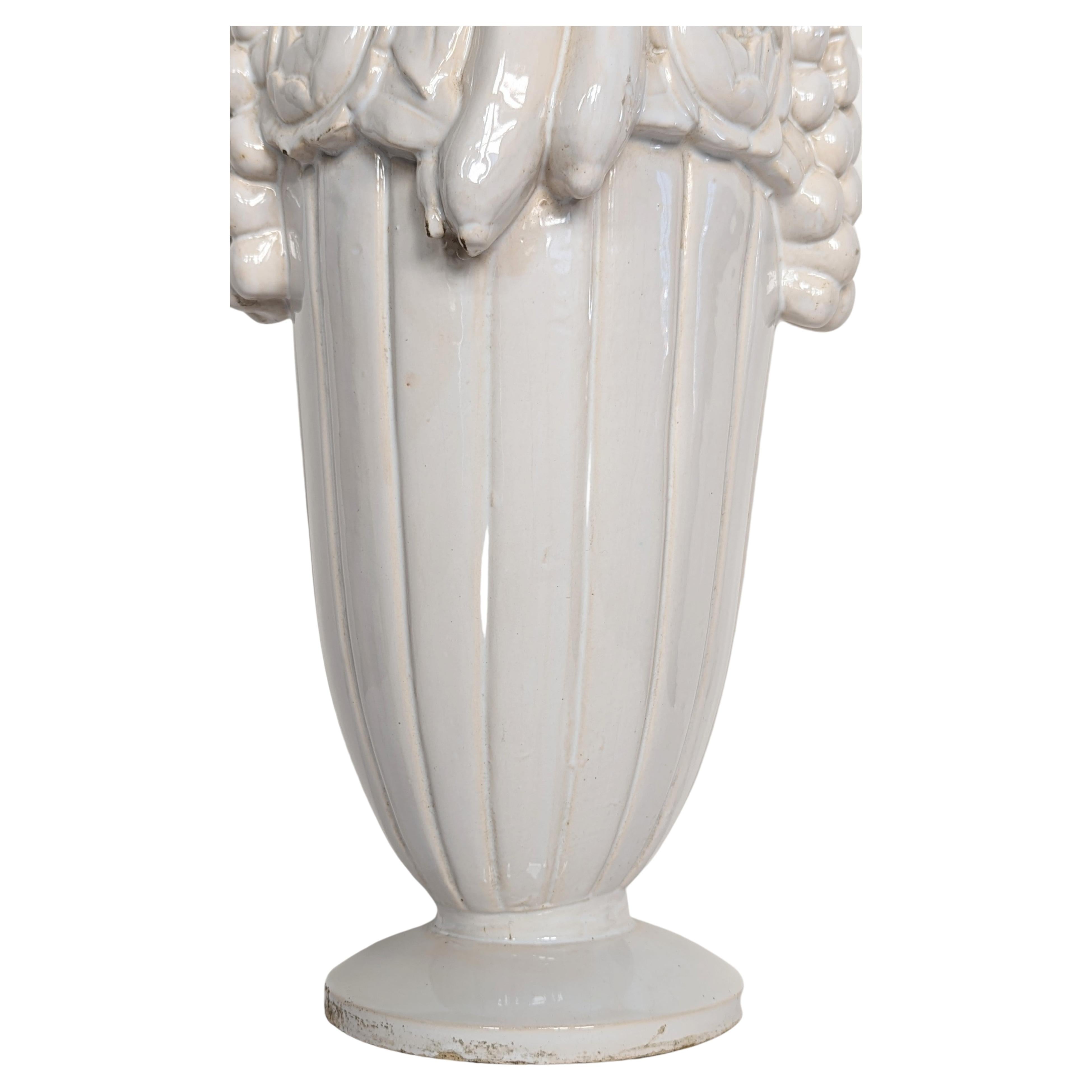 Schönes Paar von Französisch Art Deco Porzellan von Sue et Mare mit einem reichlich Überlauf mit niedrigen und hohen Relief-Design, mit hoch gebrannten Steingut mit dicken Glasur in Flanell Elfenbein emailliert geformt. Er ist sehr selten und kann
