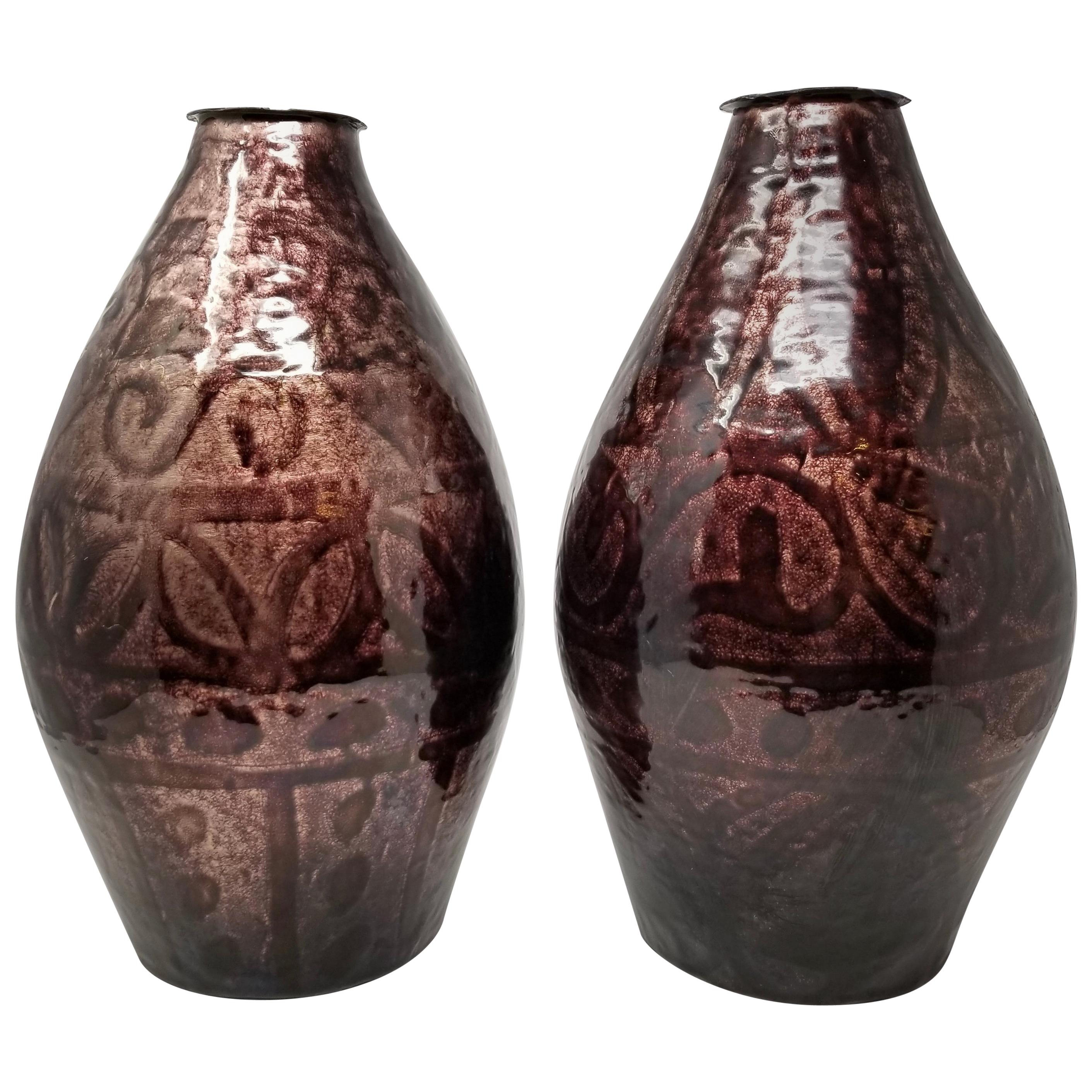 Paar französische lila Art-Déco-Emaille-Vasen mit geometrischem Design und geometrischem Design