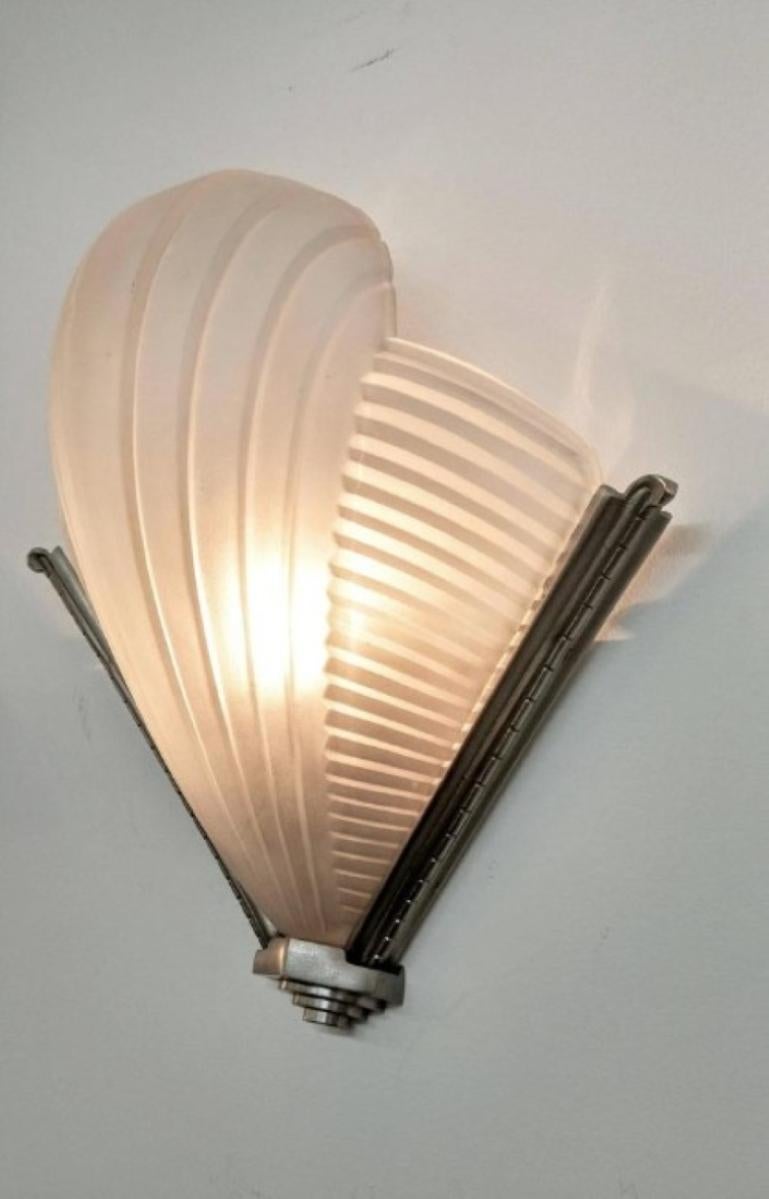 XX secolo Coppia di appliques francesi Art Déco con design a coste di Petitot in vendita
