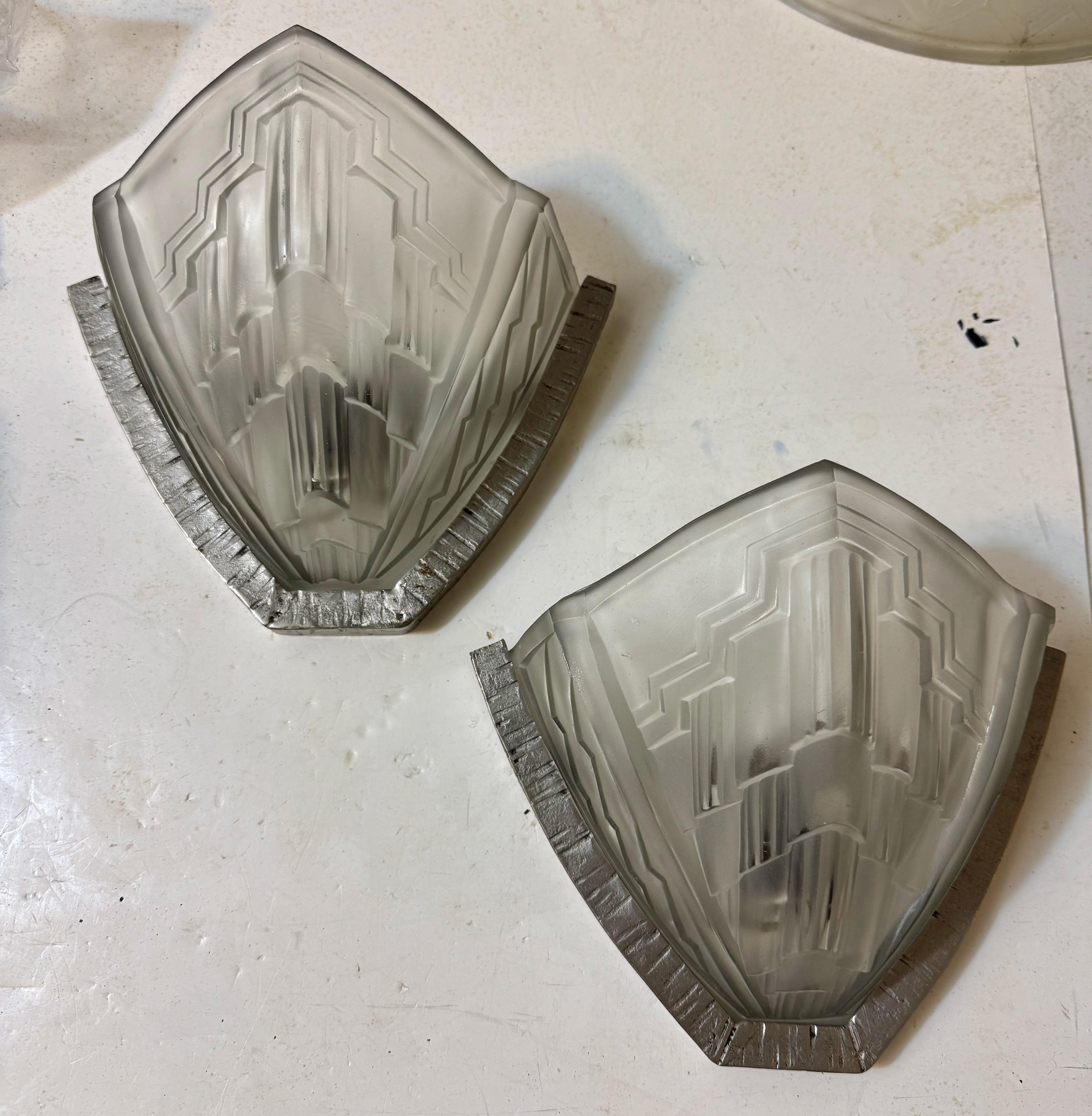 Pair of French Art Deco sconces Signed By Noverdy Art Decó en venta