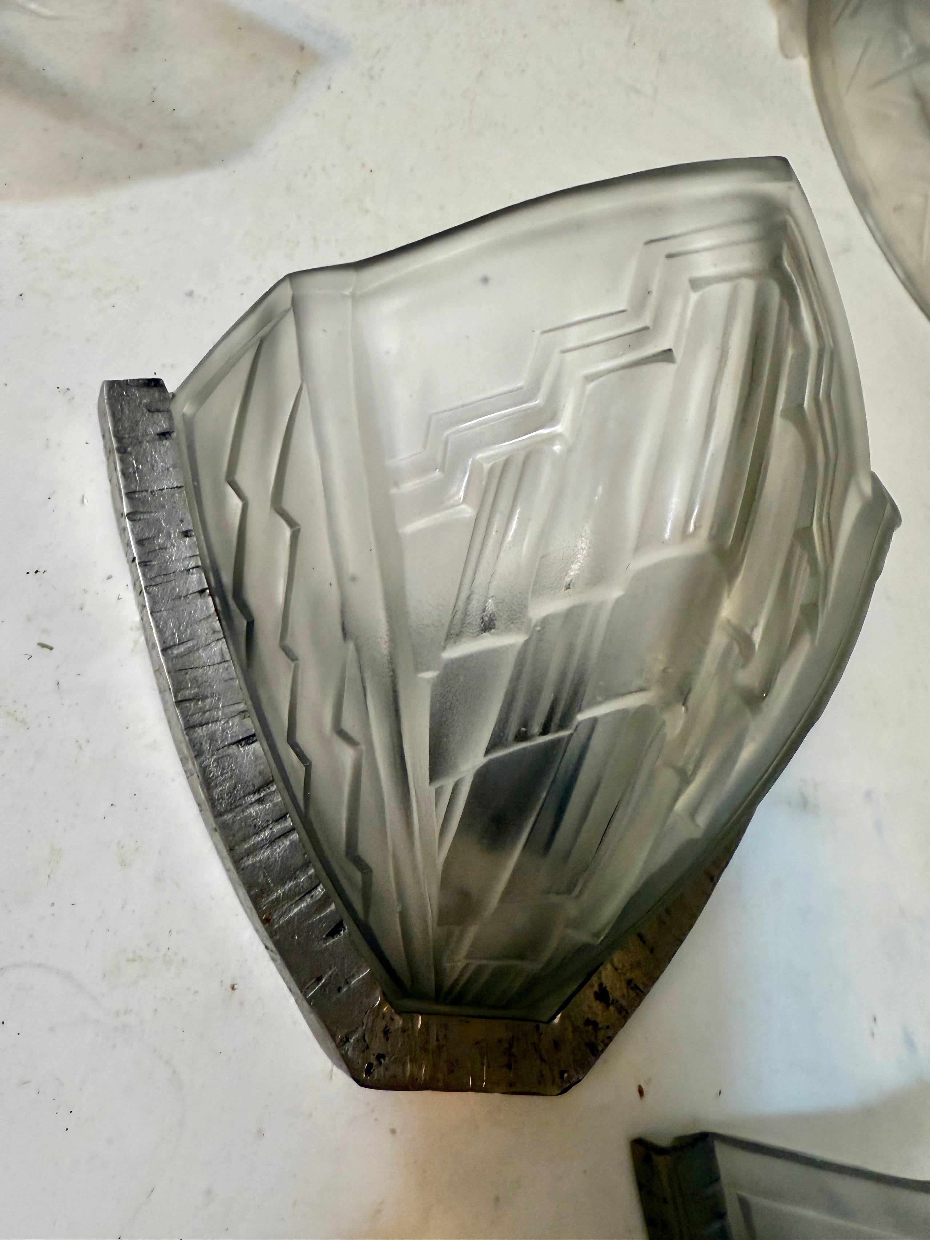 Pair of French Art Deco sconces Signed By Noverdy en Bueno estado para la venta en North Bergen, NJ