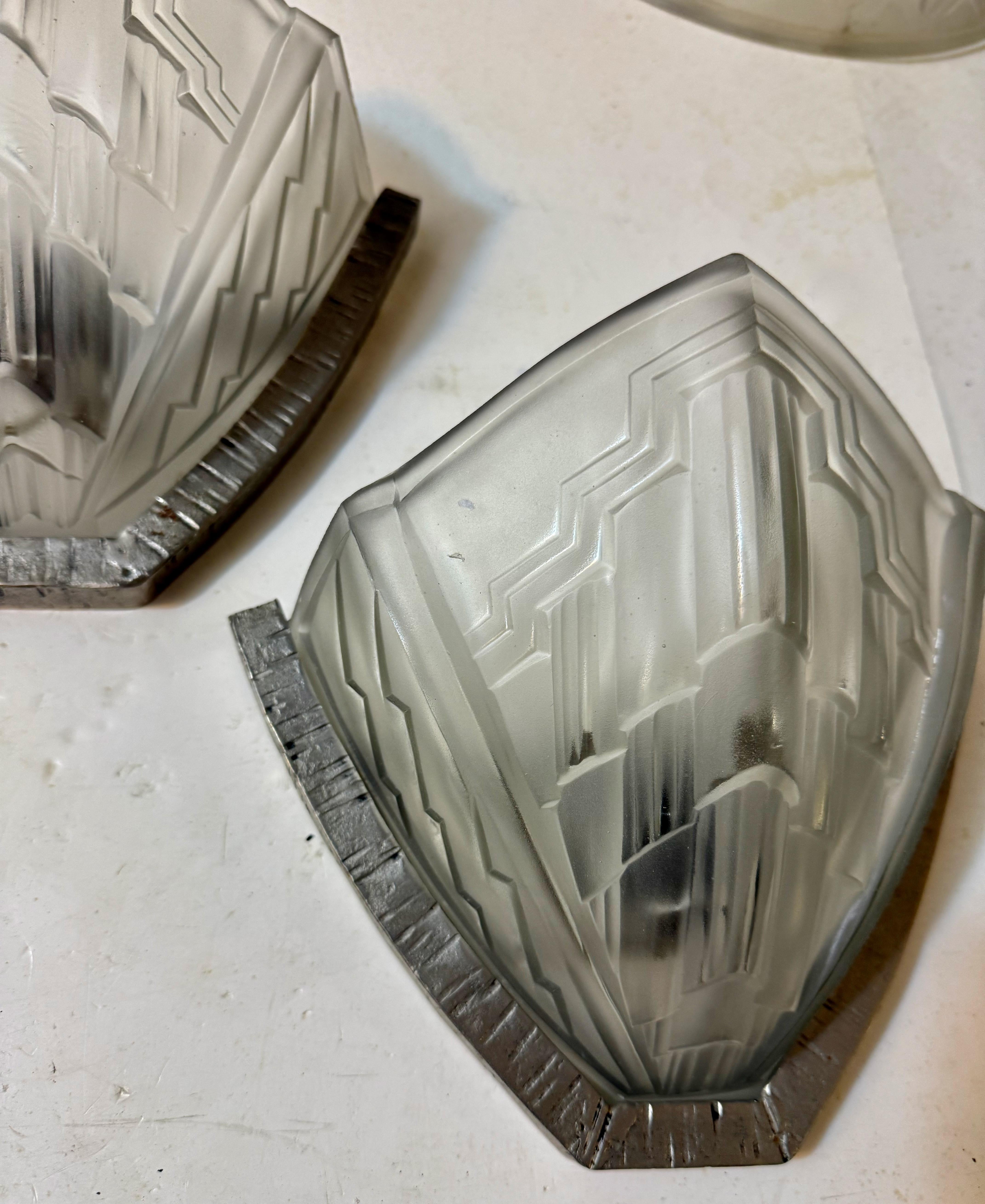 Pair of French Art Deco sconces Signed By Noverdy Vidrio en venta