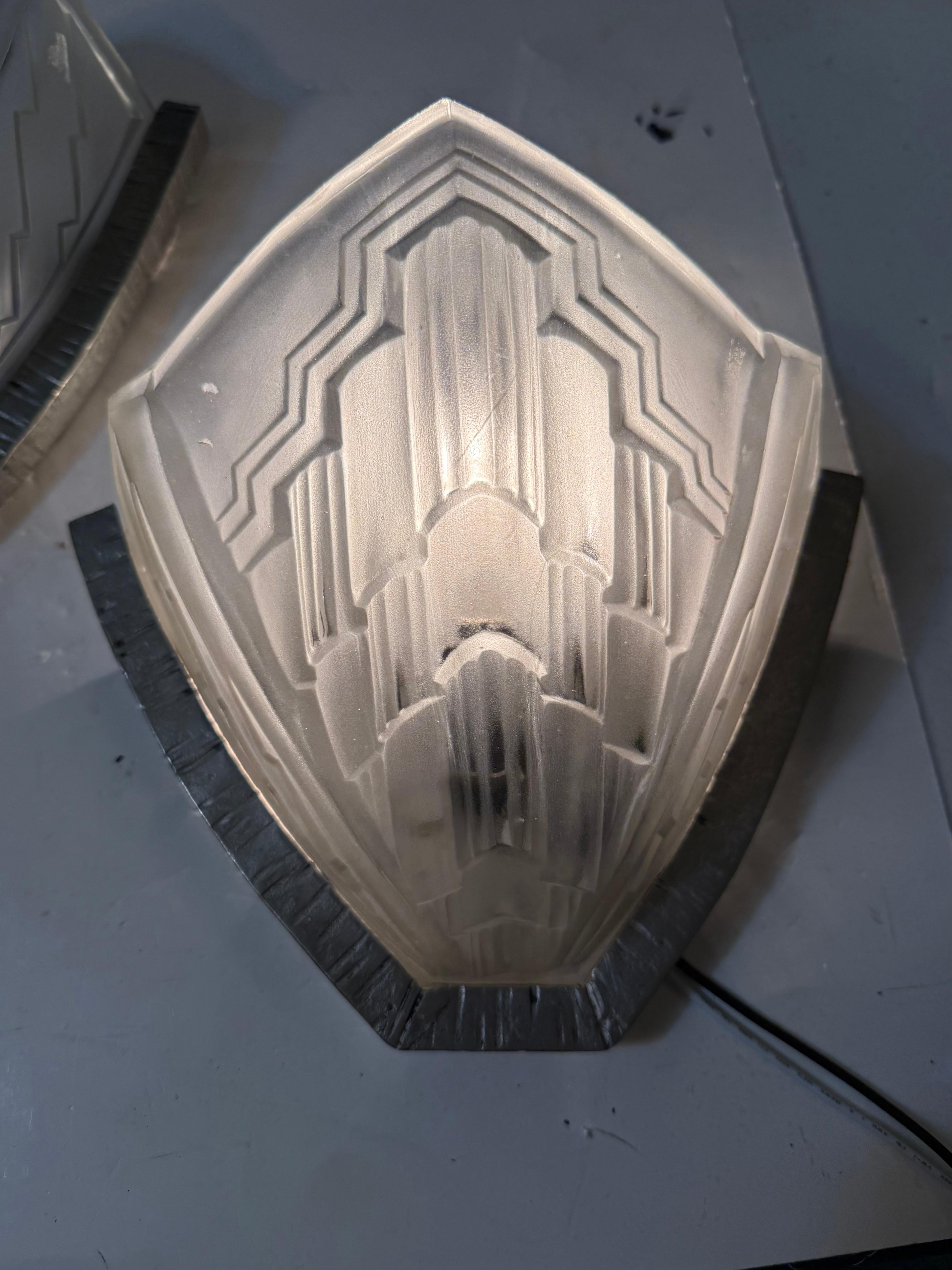 Pair of French Art Deco sconces Signed By Noverdy en venta 2