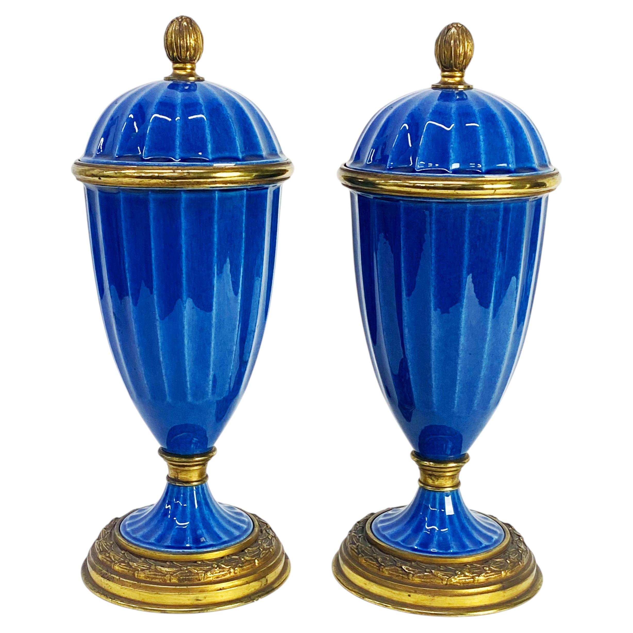 Par de urnas con tapa de porcelana de Sèvres, estilo Art Déco francés, obra de Paul Milet, hacia 1920