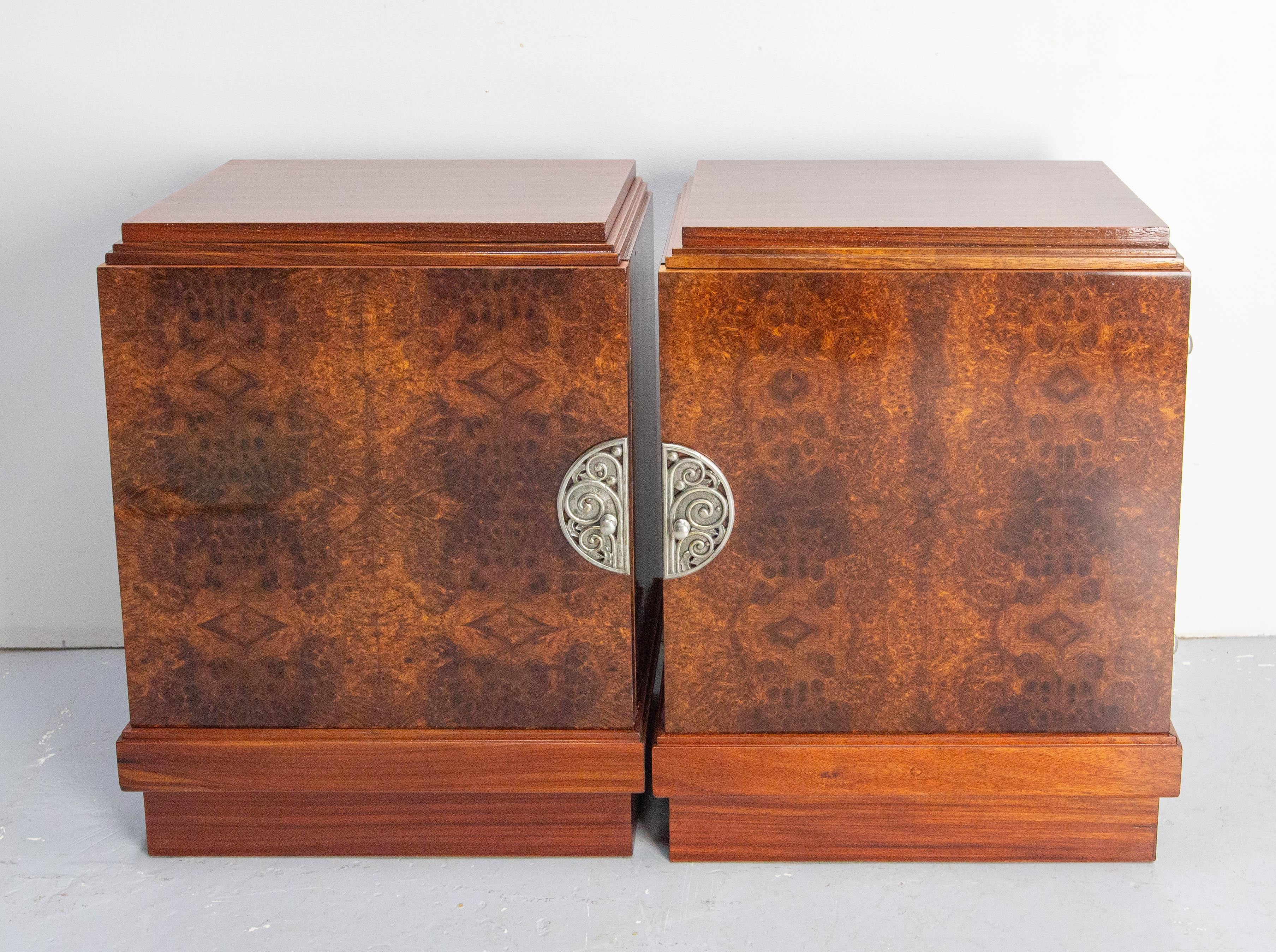 Pair of French Art Deco side cabinet, circa 1920
Red cedar or thuja burl nightstands
The aluminium handles of theses bedside tables are inspired by vegan motifs framed in semi-circles, very elegant and typical of Art Deco.
Inside the cabinets, two