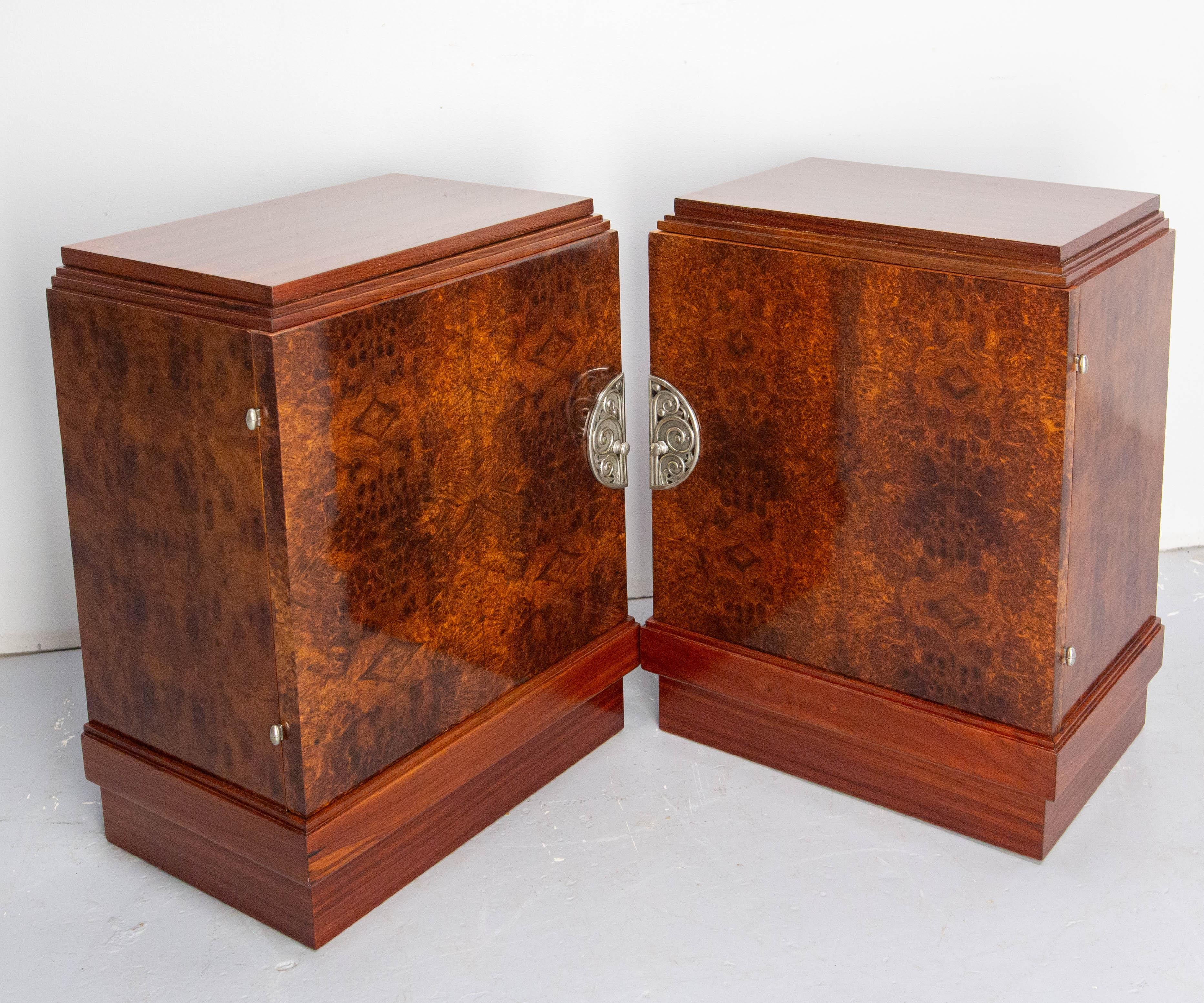 Pair of French Art Deco Side Cabinets Cedar Burl Nightstands Bedside Tables In Distressed Condition In Labrit, Landes