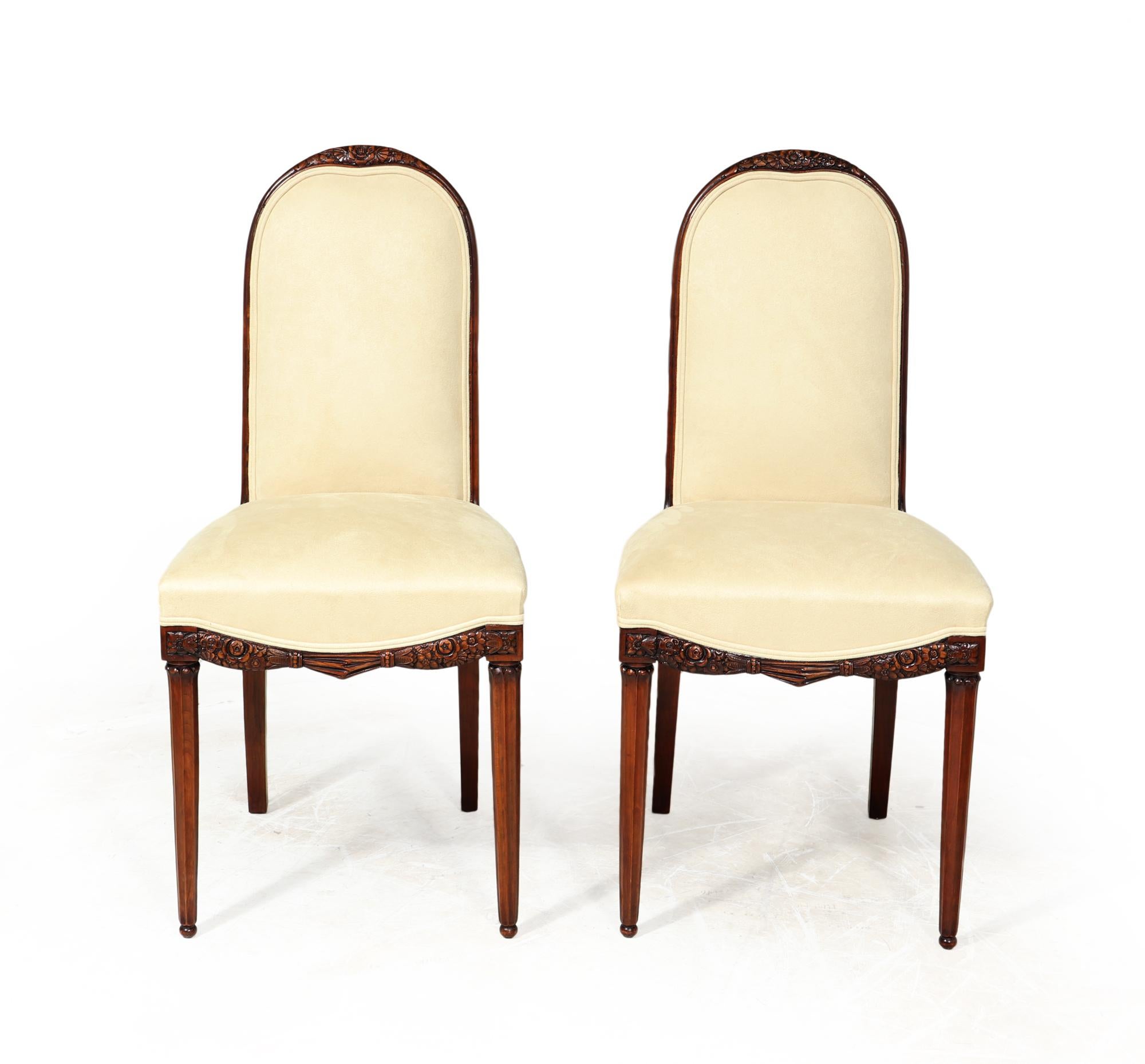 CHAISES D'APPOINT ART DÉCO DE PAUL FOLLOT 
Laissez-vous séduire par l'allure opulente de ces chaises d'appoint exquises, méticuleusement fabriquées à la main dans un luxueux hêtre teinté, dans le style Art déco français intemporel, par l'artisan de