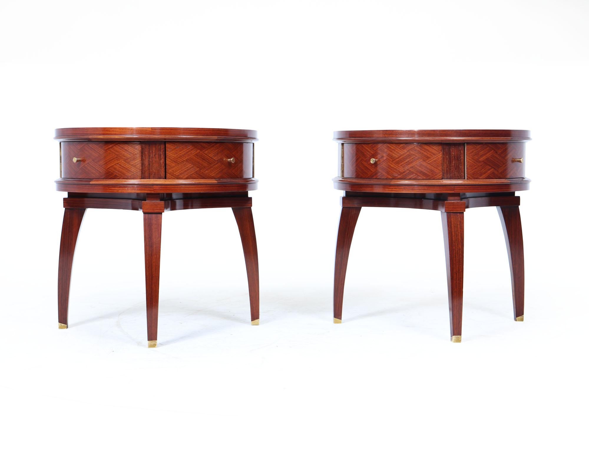 Tavolini francesi Art Deco

Un'eccezionale coppia di armadietti francesi in stile Art Déco.  Legno di palissandro indiano, risalente agli anni '30. Con la loro forma demi-lune, le eleganti gambe affusolate e i raffinati piedini rivestiti in ottone,