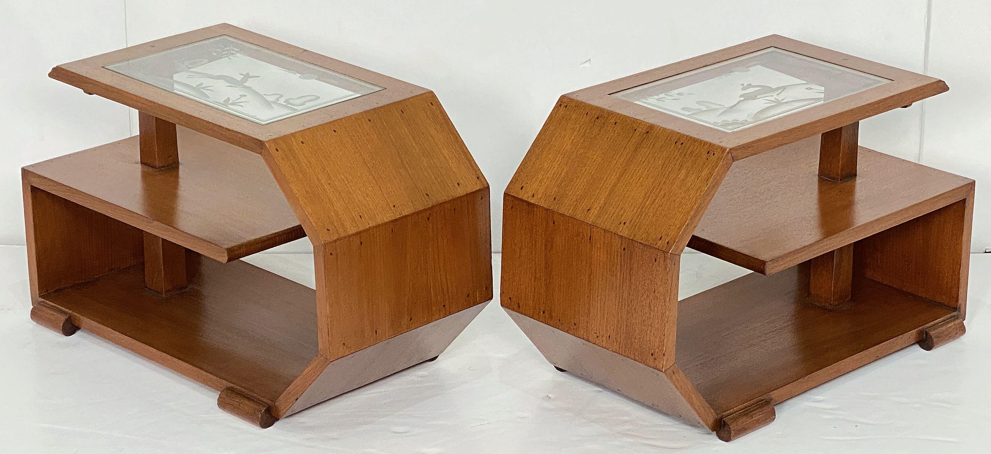 Pareja de mesas auxiliares art déco francesas con tapa de cristal grabado Art Decó en venta
