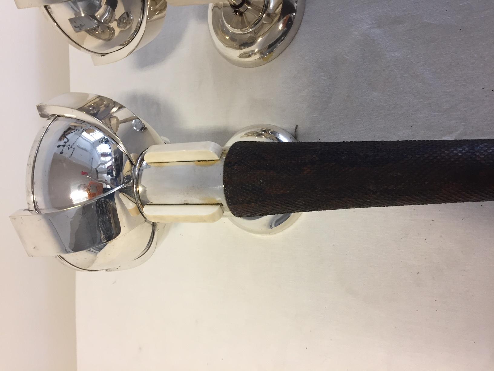 Coppia di lampade da parete Art Deco francesi con design a torcia in argento e pelle di serpente in vendita 2