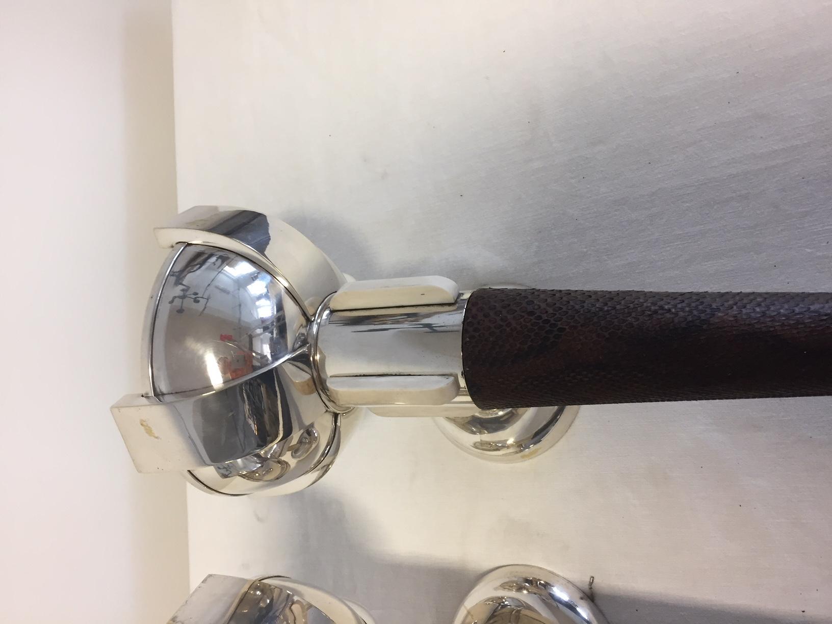 Coppia di lampade da parete Art Deco francesi con design a torcia in argento e pelle di serpente in vendita 3