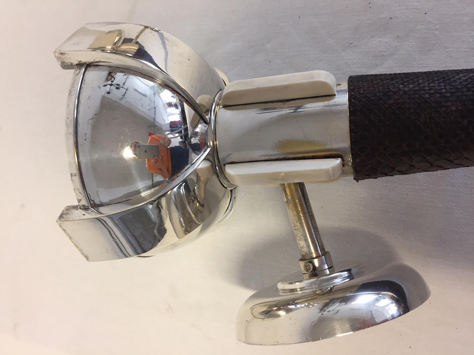 Argentato Coppia di lampade da parete Art Deco francesi con design a torcia in argento e pelle di serpente in vendita