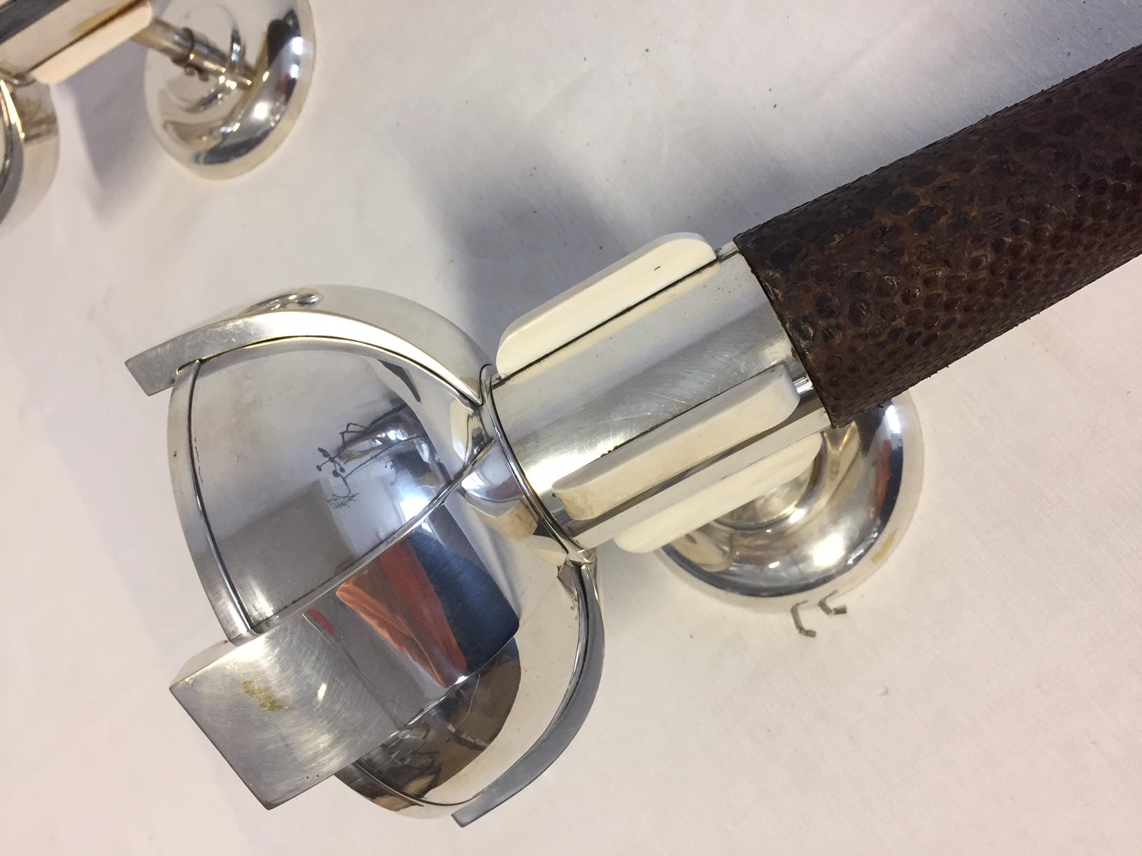 Metà XX secolo Coppia di lampade da parete Art Deco francesi con design a torcia in argento e pelle di serpente in vendita