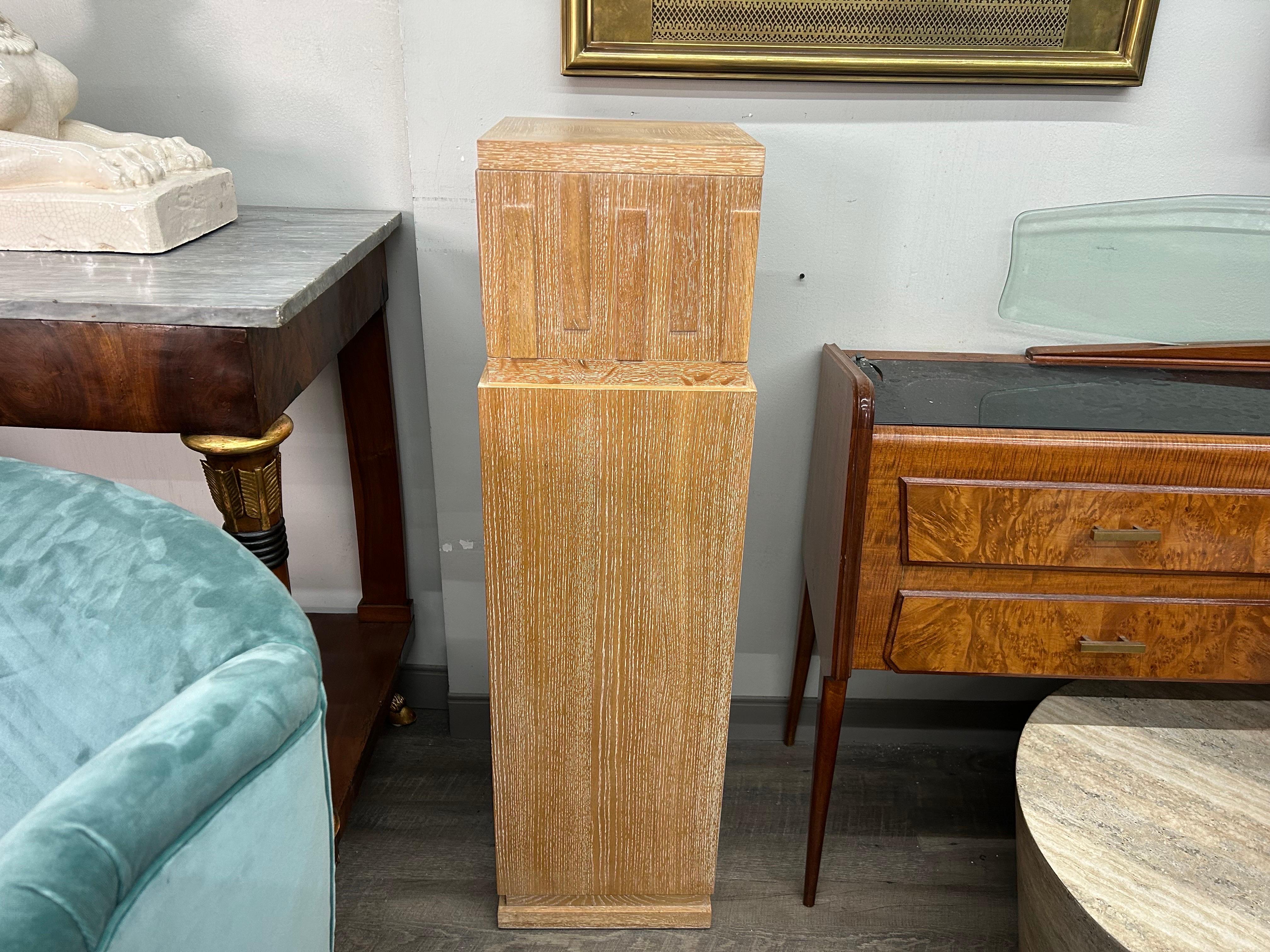 Pareja de Pedestales de Cerámica Estilo Art Decó Francés Cerusado en venta