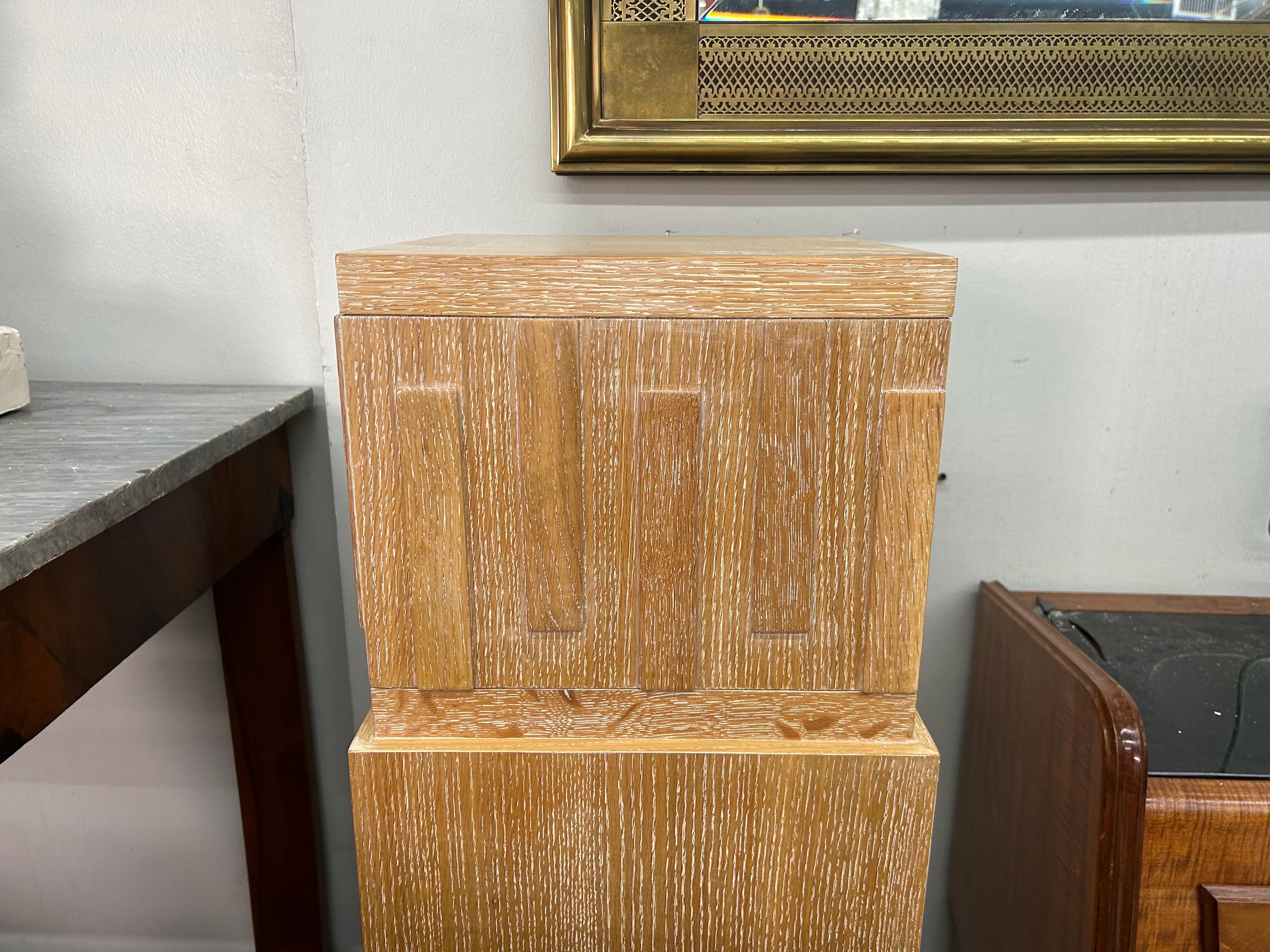 Pareja de Pedestales de Cerámica Estilo Art Decó Francés en Bueno estado para la venta en Houston, TX