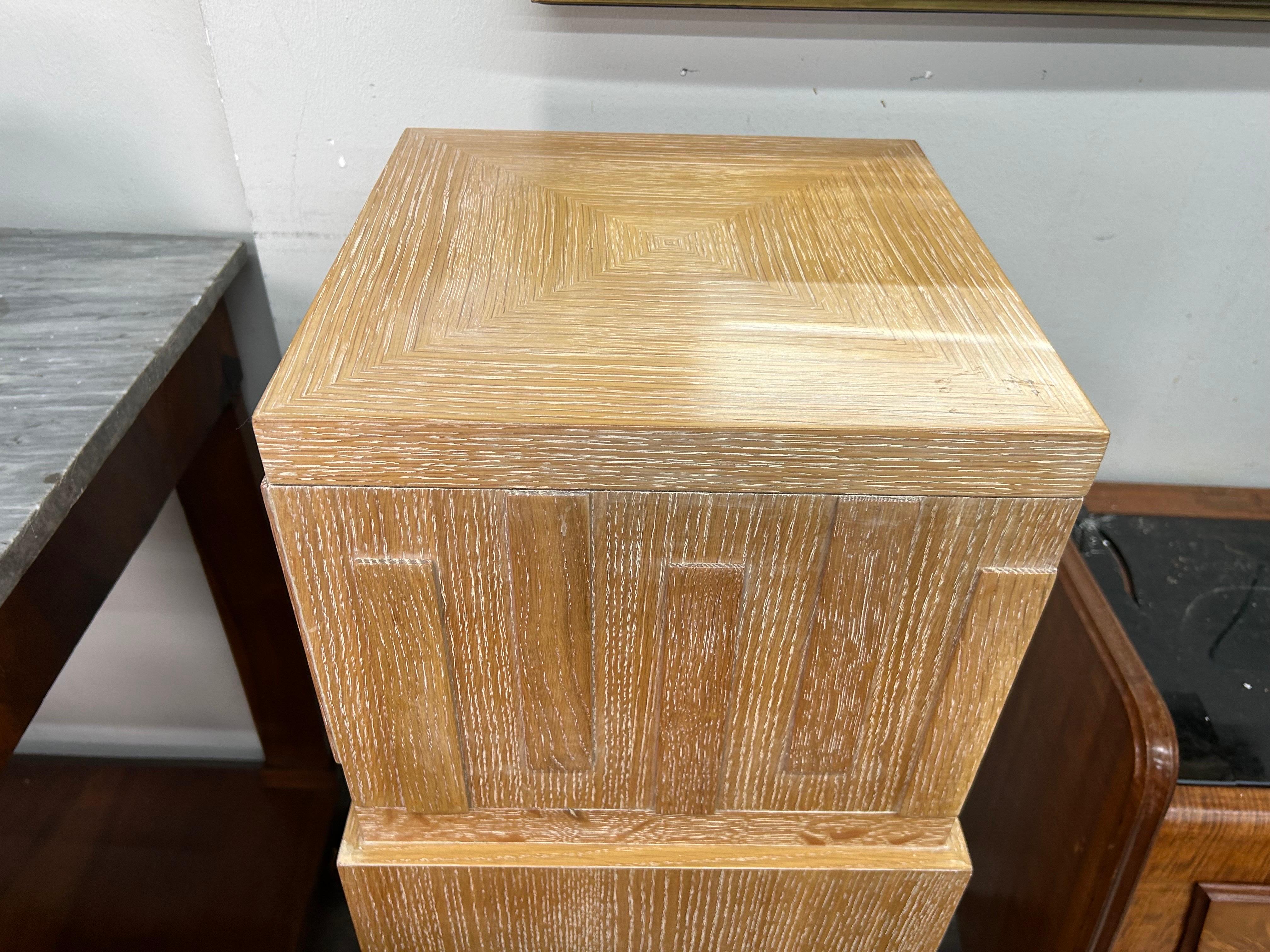 Pareja de Pedestales de Cerámica Estilo Art Decó Francés Roble en venta