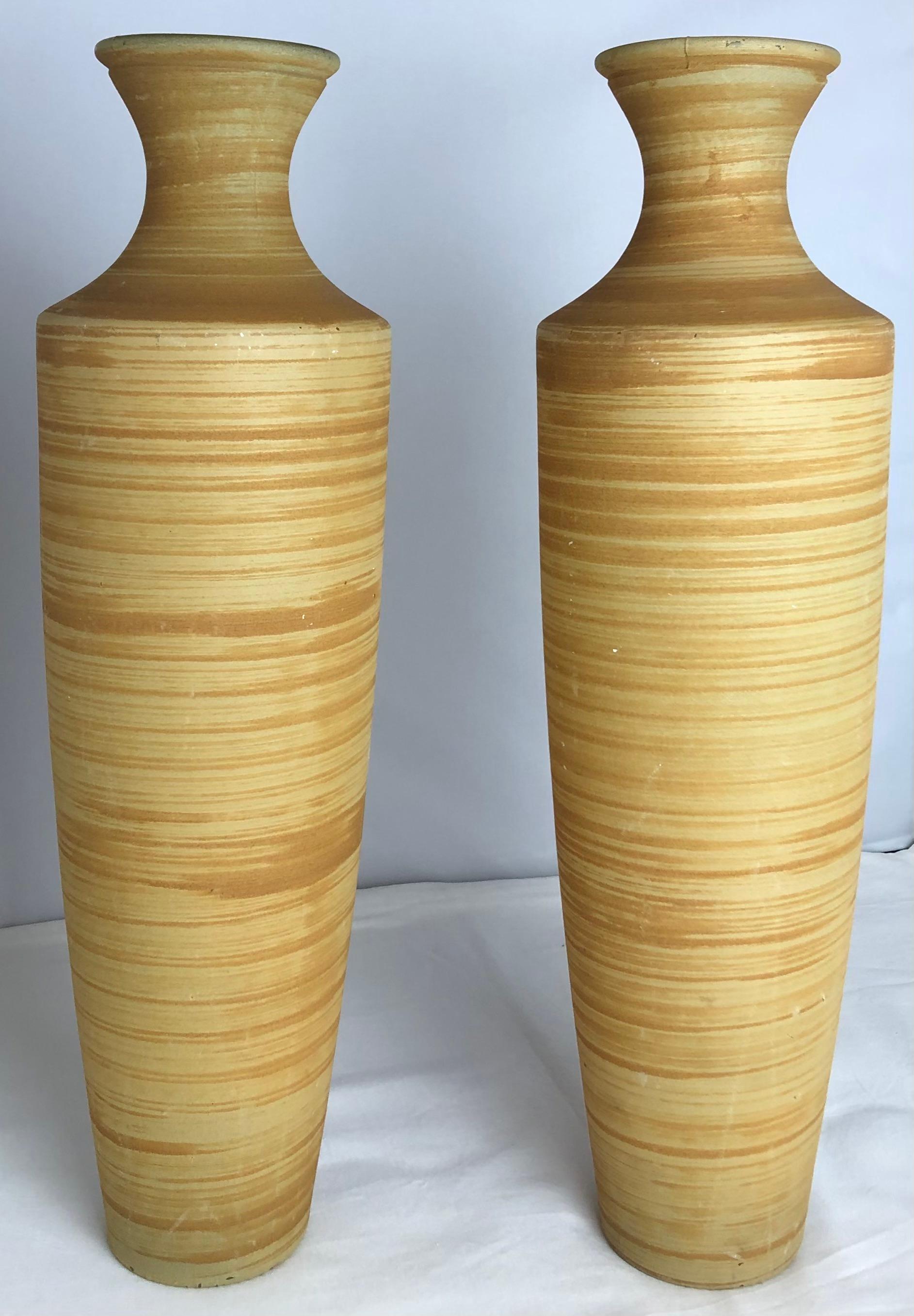 Elegante coppia di vasi in vetro artistico della metà del secolo scorso, realizzati in vetro artistico in un'accattivante tavolozza di giallo sole e beige tenue, questi vasi mostrano un bellissimo gioco di colori. La forma organica è accentuata da