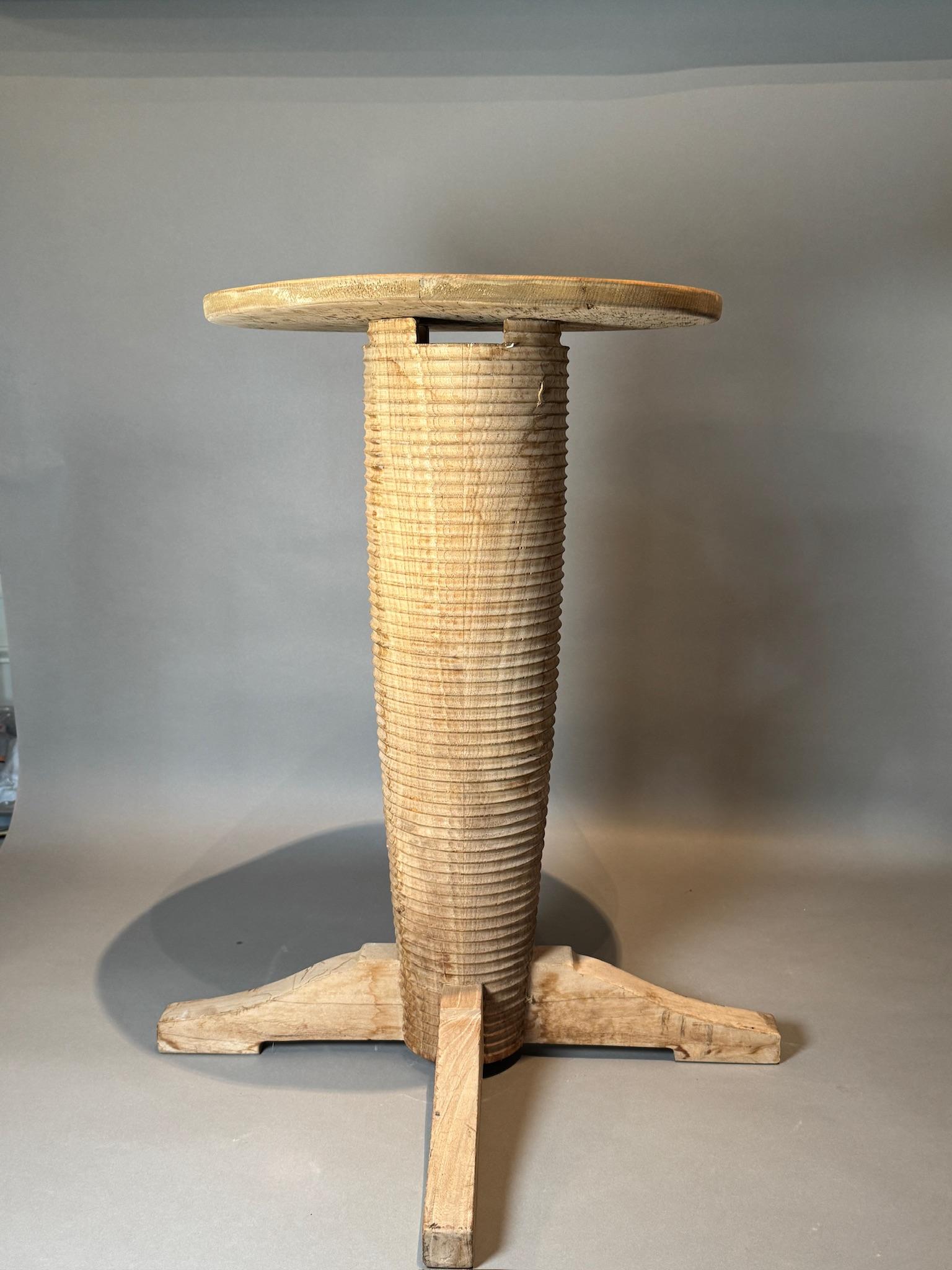 Paar französische Beistelltische aus Eiche im Art-déco-Stil, nach Charles Dudouyt im Angebot 3