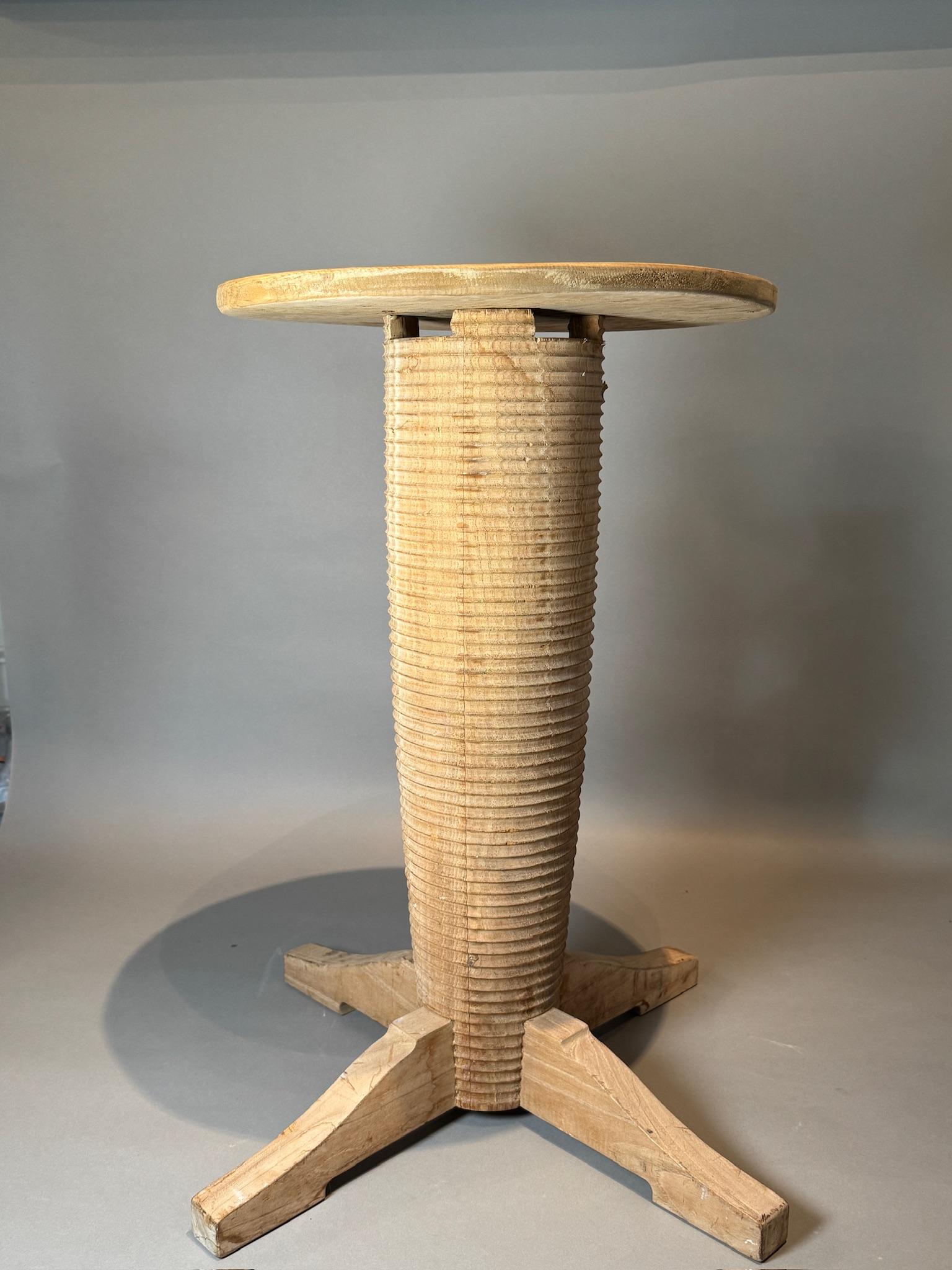 Paar französische Beistelltische aus Eiche im Art-déco-Stil, nach Charles Dudouyt im Angebot 4