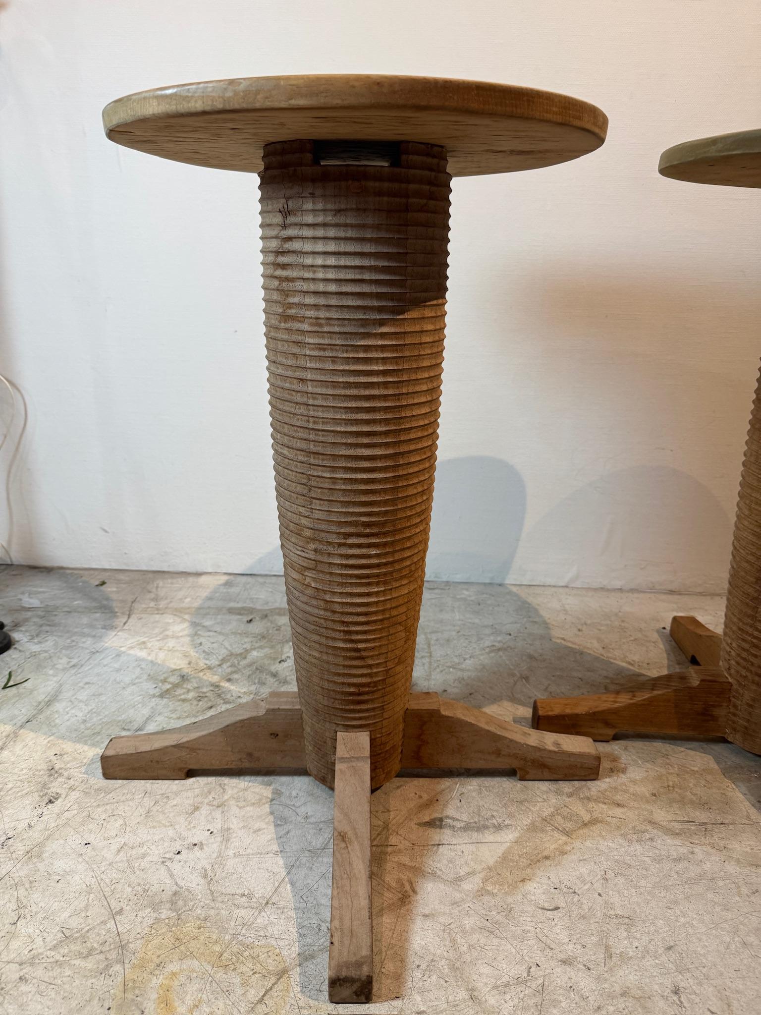 Dieses Paar französischer Beistelltische im Art-déco-Stil ist dem Werk von Charles Dudouyt (1885-1946) nachempfunden und verkörpert die Handwerkskunst und die Designelemente, die seine Stücke so begehrt machten. Mit ihren gedrechselten Holzsockeln