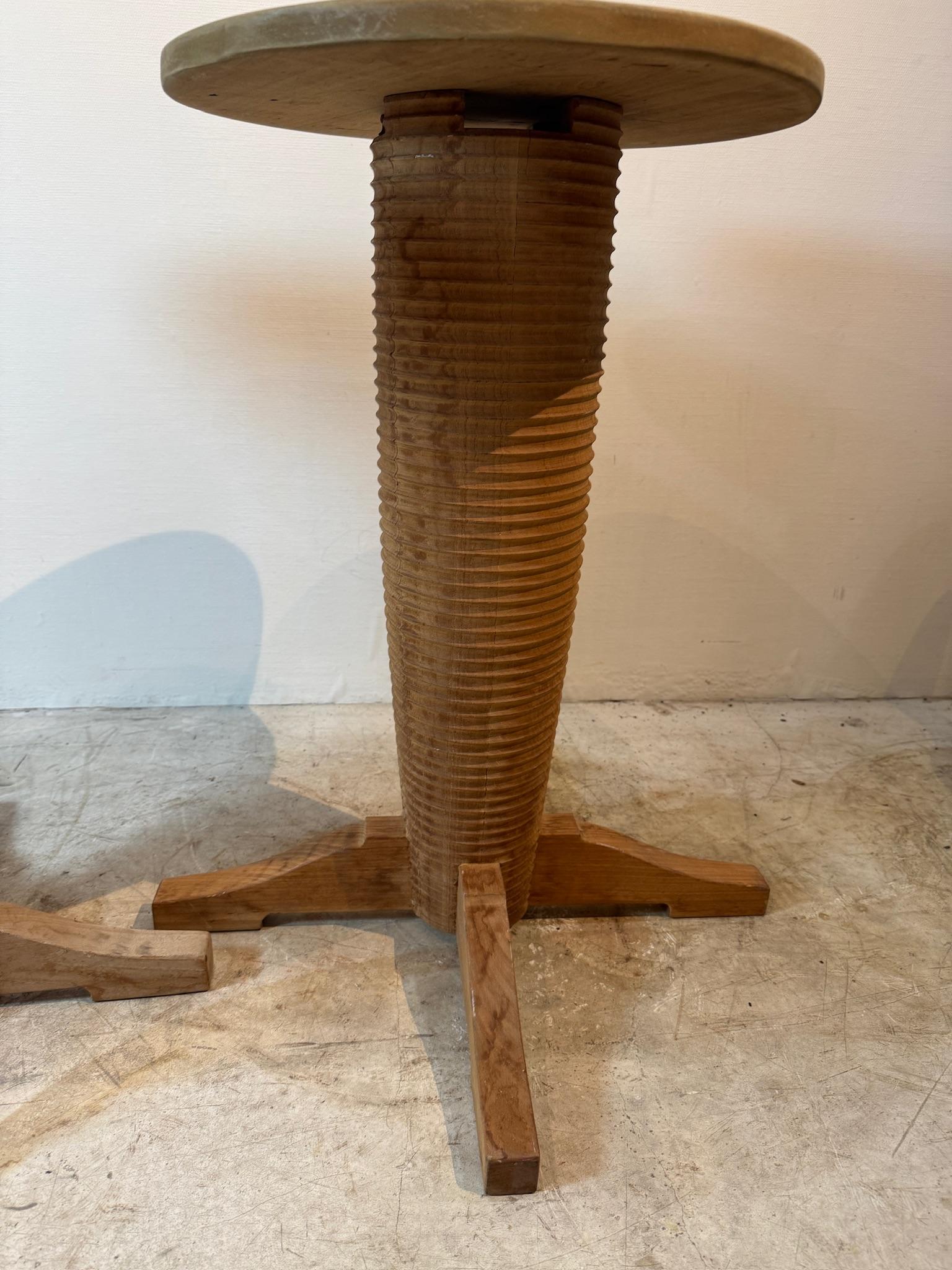 Paar französische Beistelltische aus Eiche im Art-déco-Stil, nach Charles Dudouyt (Französische Provence) im Angebot