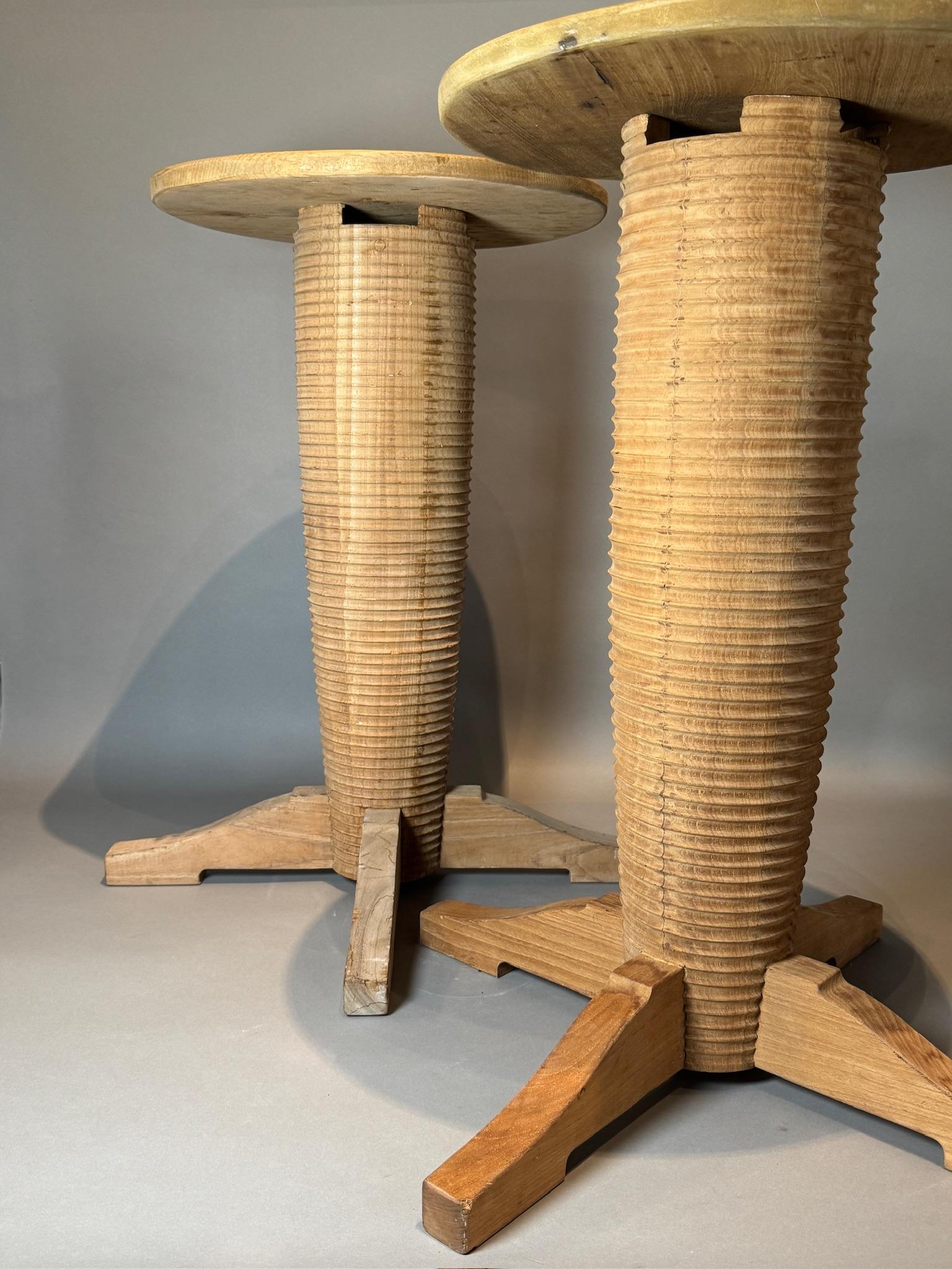 Paar französische Beistelltische aus Eiche im Art-déco-Stil, nach Charles Dudouyt (Französisch) im Angebot