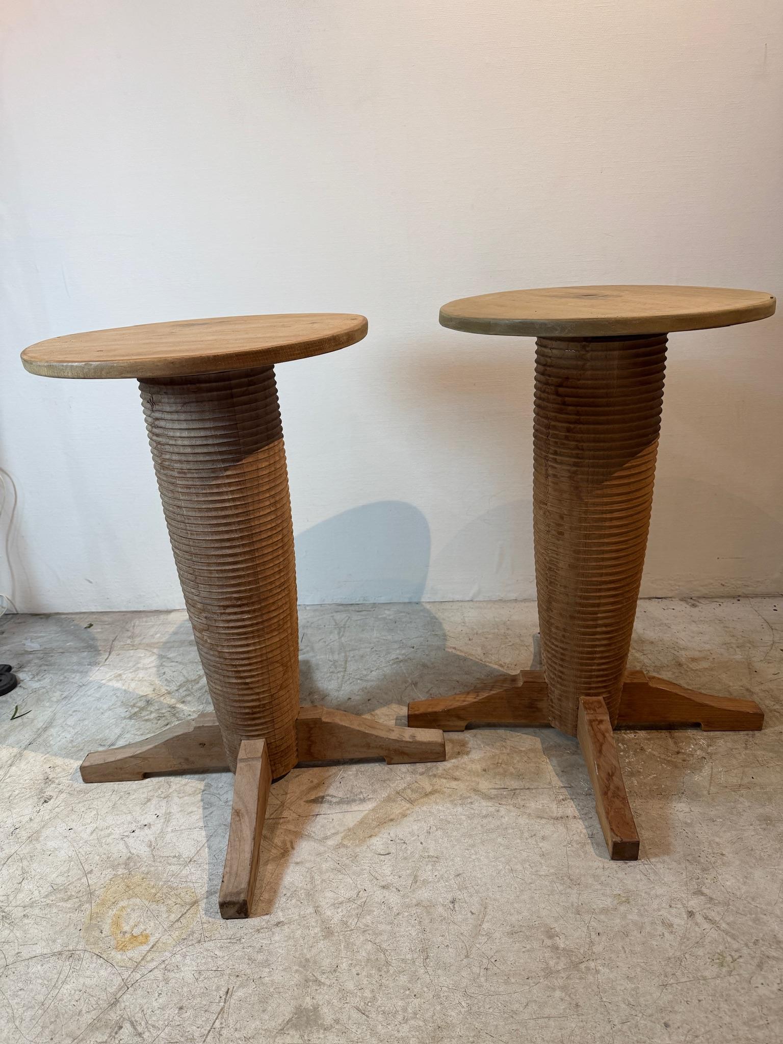 Paar französische Beistelltische aus Eiche im Art-déco-Stil, nach Charles Dudouyt (Handgeschnitzt) im Angebot