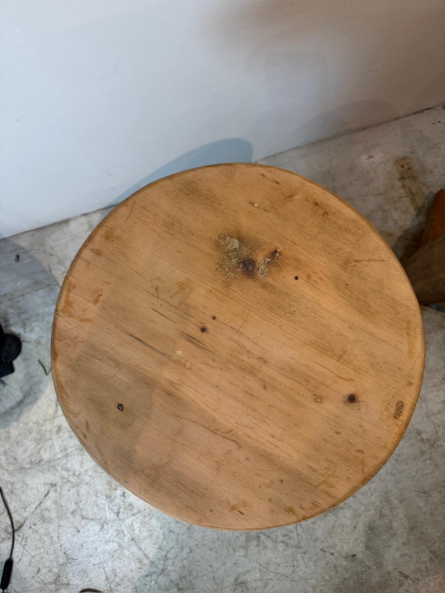 Paar französische Beistelltische aus Eiche im Art-déco-Stil, nach Charles Dudouyt im Zustand „Gut“ im Angebot in West Hollywood, CA