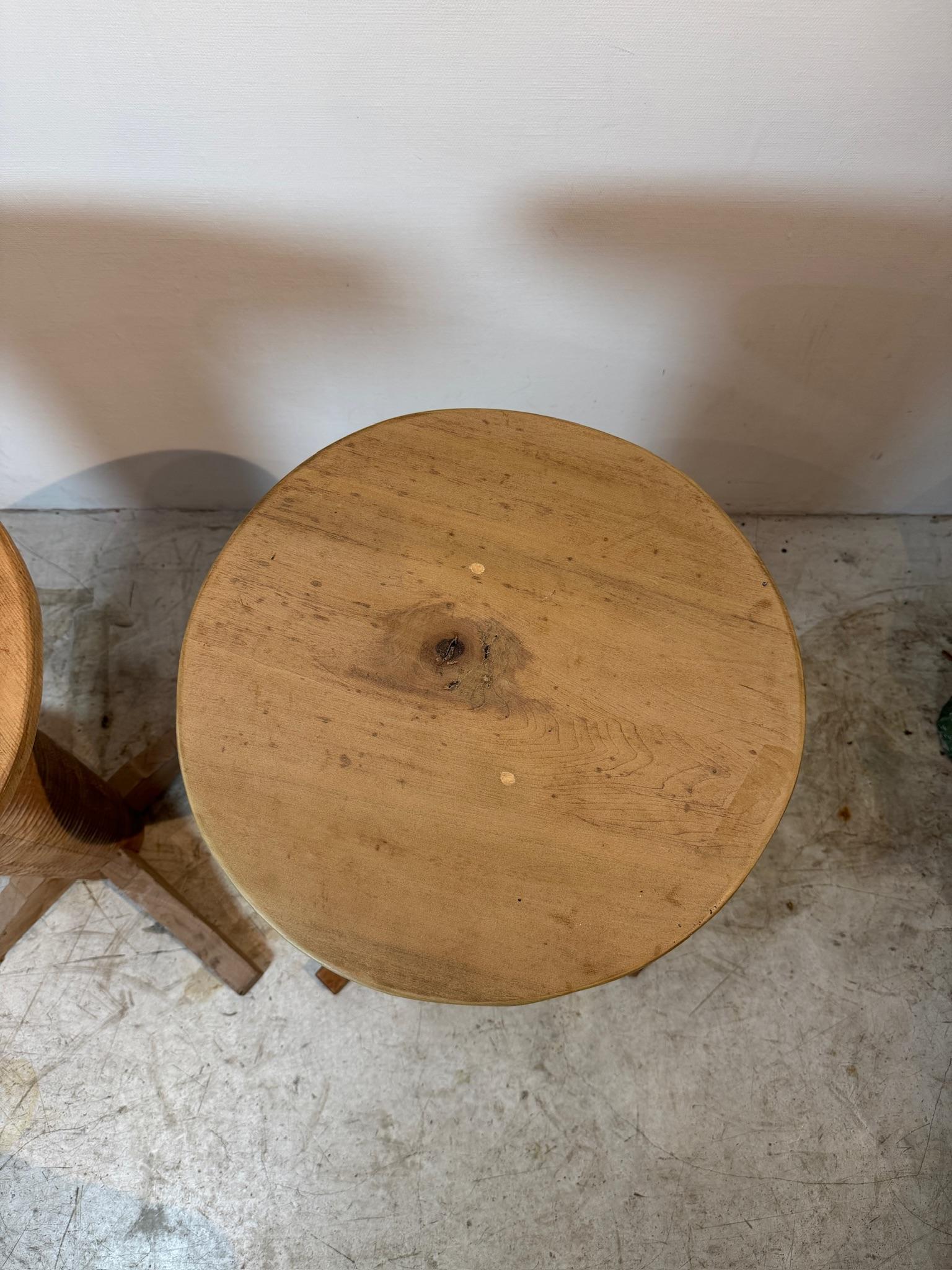 Paar französische Beistelltische aus Eiche im Art-déco-Stil, nach Charles Dudouyt (20. Jahrhundert) im Angebot
