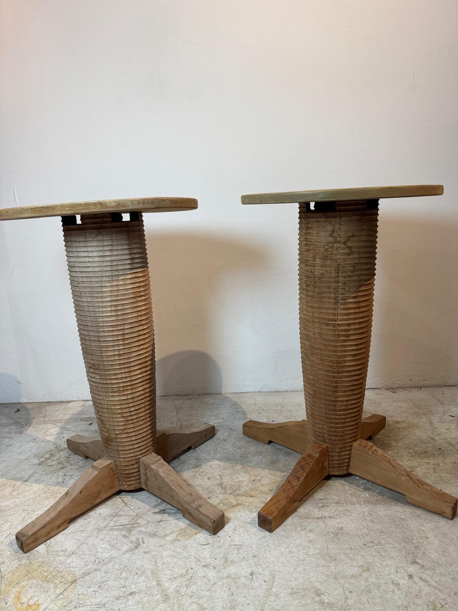 Paar französische Beistelltische aus Eiche im Art-déco-Stil, nach Charles Dudouyt (Holz) im Angebot