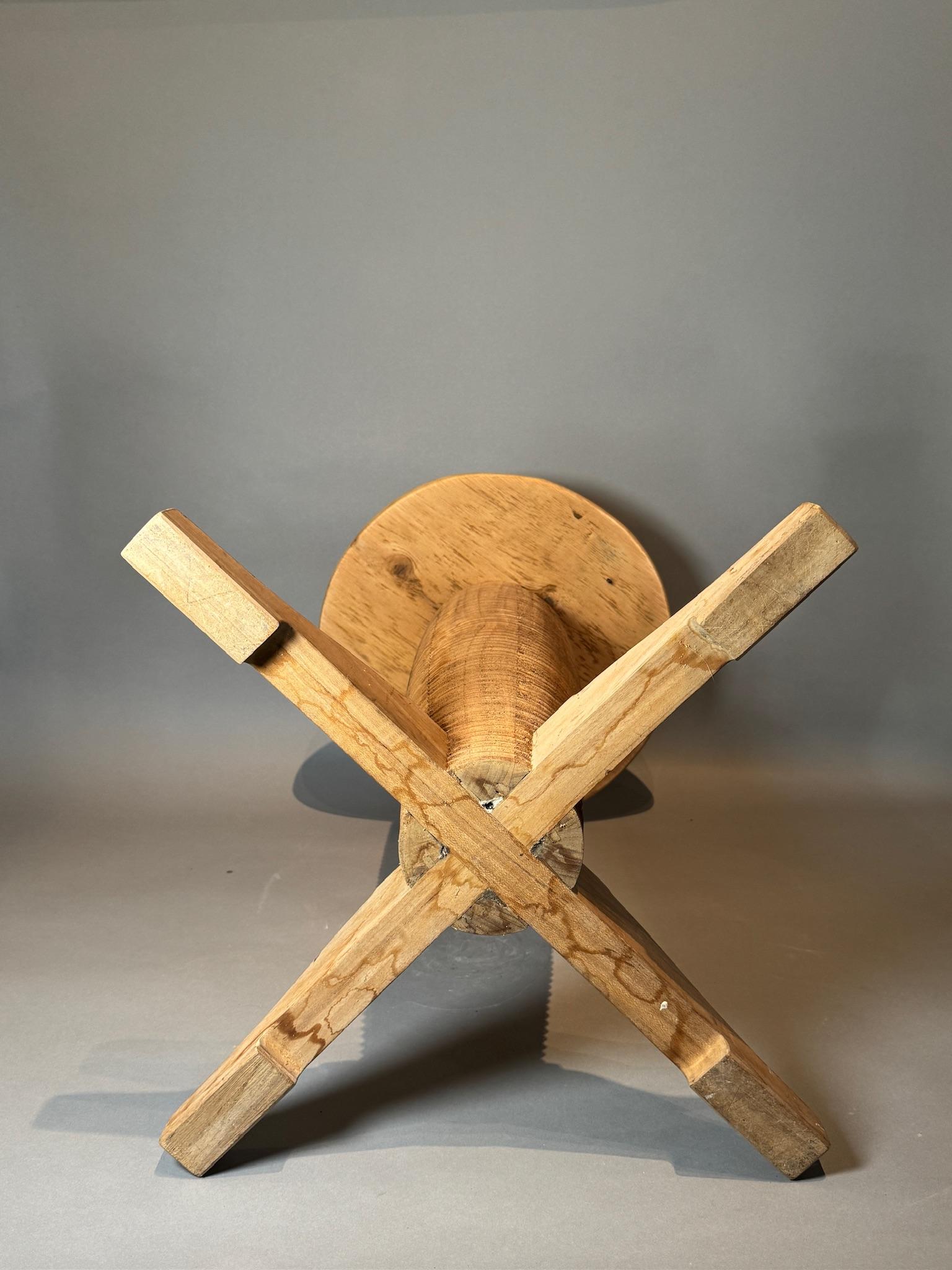 Paar französische Beistelltische aus Eiche im Art-déco-Stil, nach Charles Dudouyt im Angebot 1
