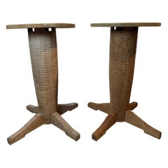 Pareja de mesas auxiliares francesas de roble de estilo Art Déco, según Charles Dudouyt