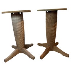 Pareja de mesas auxiliares francesas de roble de estilo Art Déco, según Charles Dudouyt