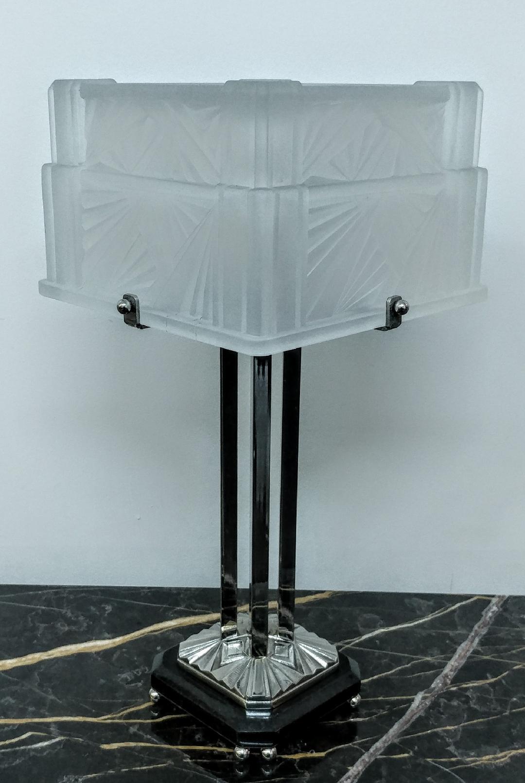 Paar französische Art-Déco-Tischlampen von E.J.G  (Paar verfügbar) (Gegossen) im Angebot