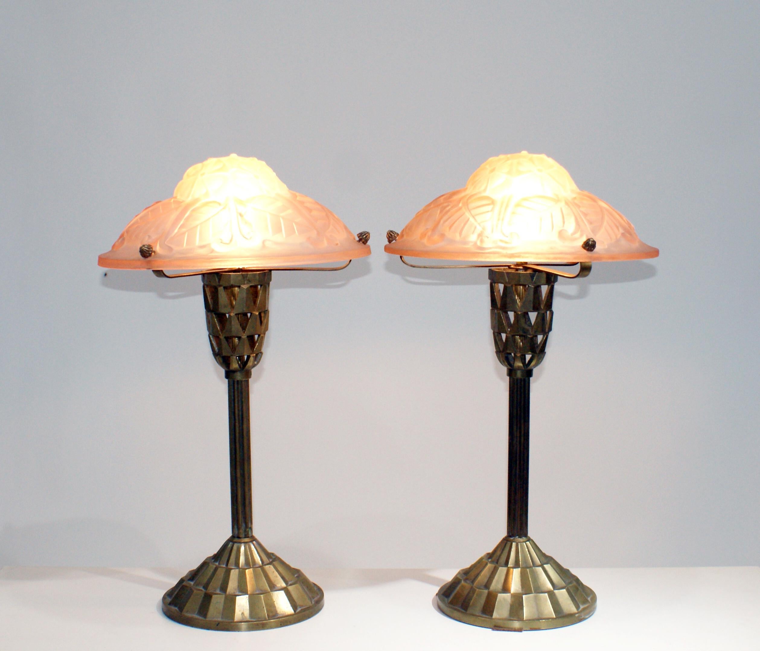 Charming pair of Art Deco table lamp, high quality pink molded glass panel with rare original floral and leaves motif design in relief included “Degué” signature on the glass, resting on bronze brass column with detailed geometric design in relief