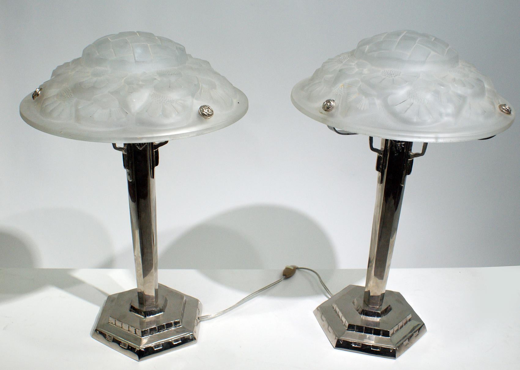 Charmante paire de lampes de table Art Déco, panneau en verre moulé de haute qualité avec un rare motif floral original en relief incluant la signature 
