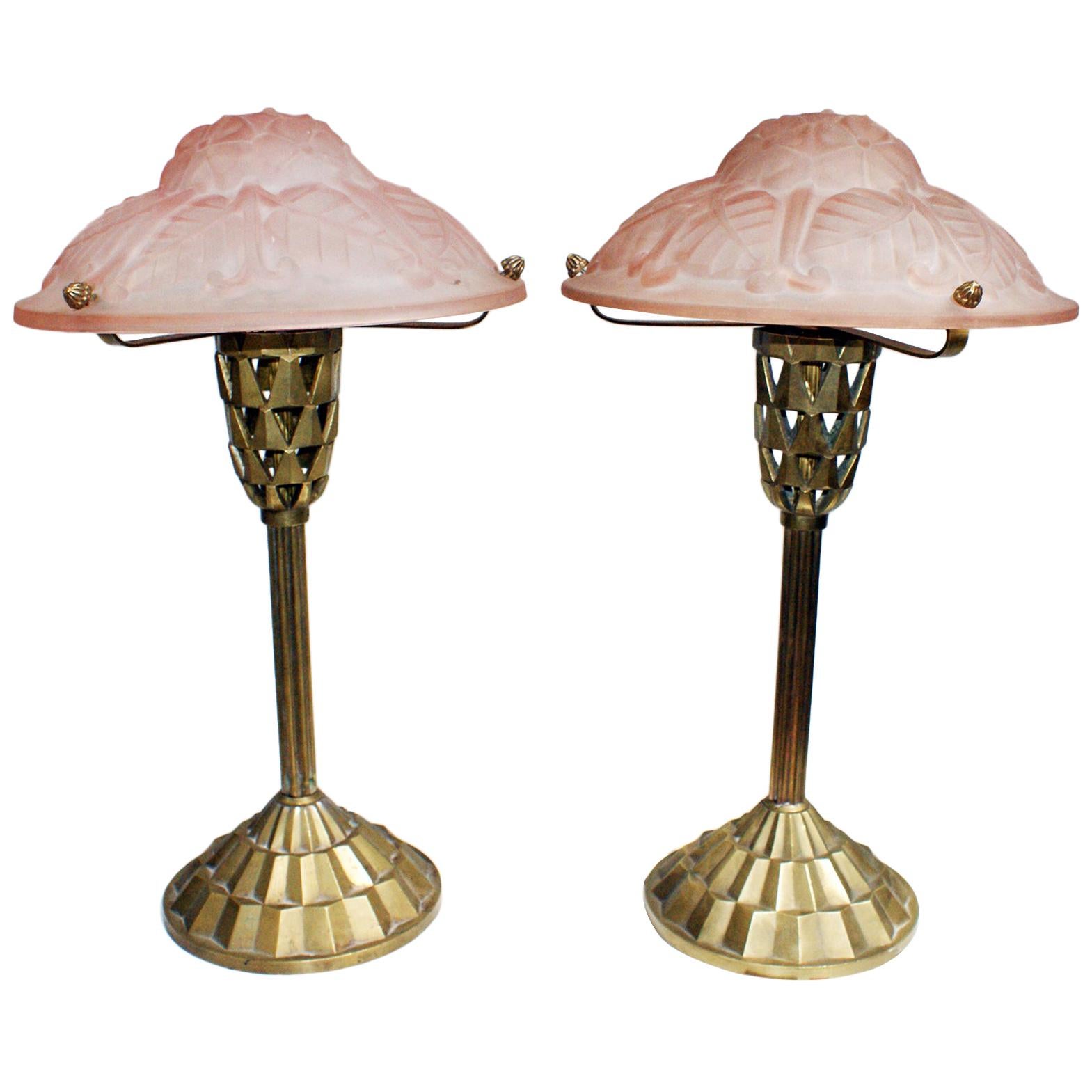 Paar französische Art-Déco-Tischlampen, signiert Degué im Angebot