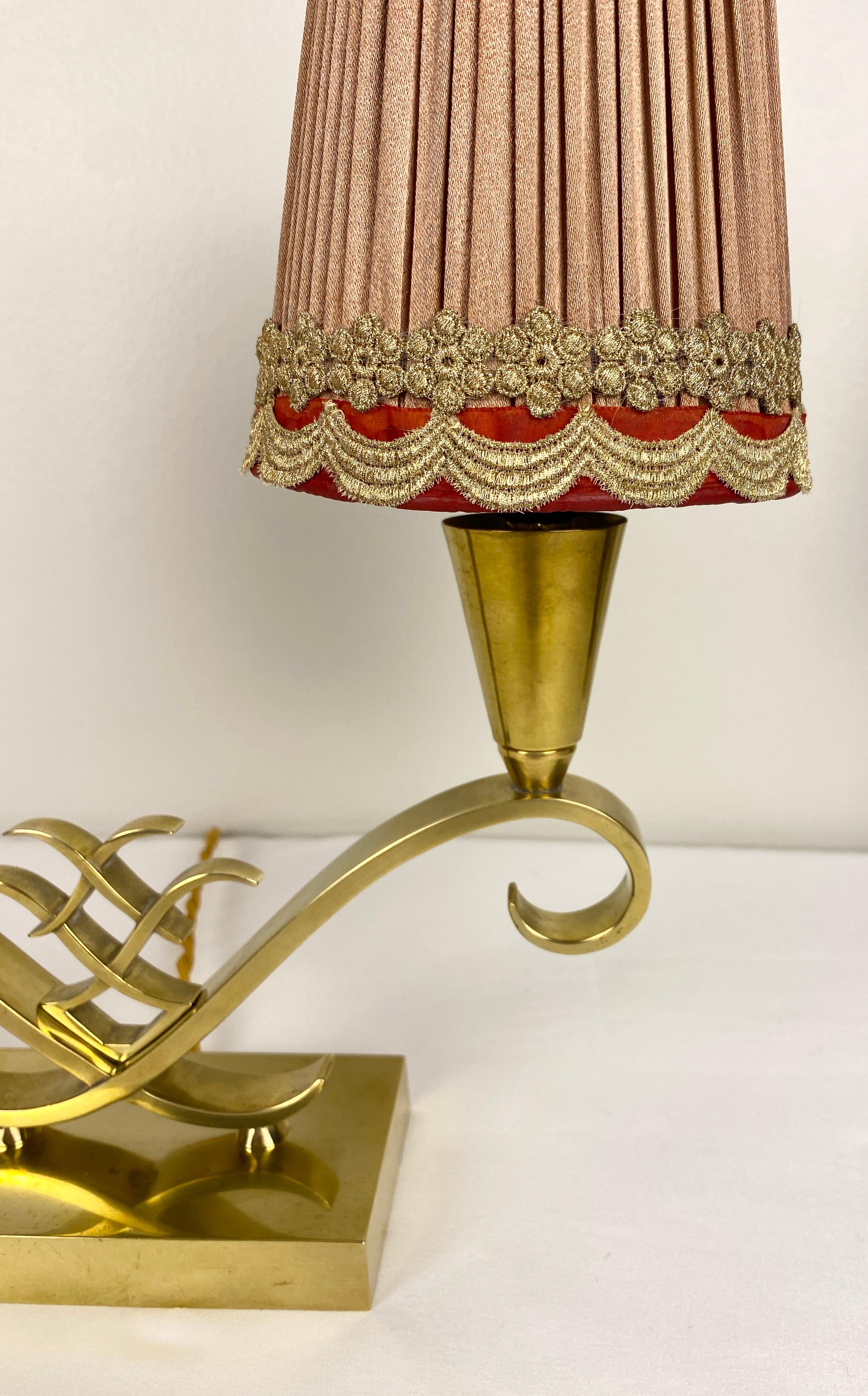 Paar französische Art-Déco-Tischlampen, Jules Leleu zugeschrieben  (Messing) im Angebot