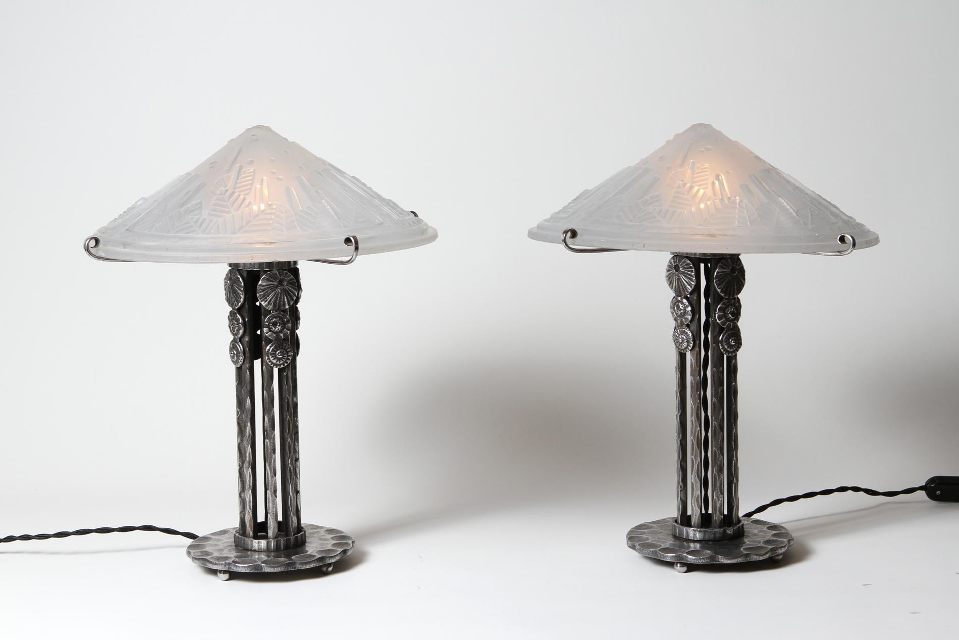 Original pair of French Art Deco table lamps by Muller frères and wrought iron base made by M.VASSEUR member of the wrought iron group 