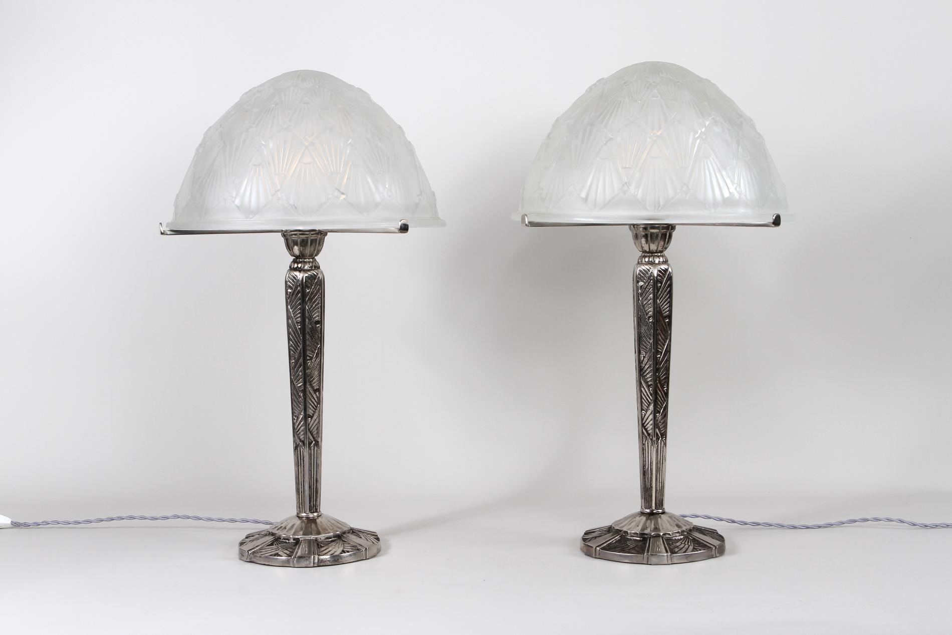 Paire d'originaux Art déco français de Hettier & Vincent  Lampes de table Circa 1920-1930. La paire se distingue par une décoration géométrique sur le verre et la base en bronze argenté. Elles sont documentées dans le Catalogue Hettier Vincent -