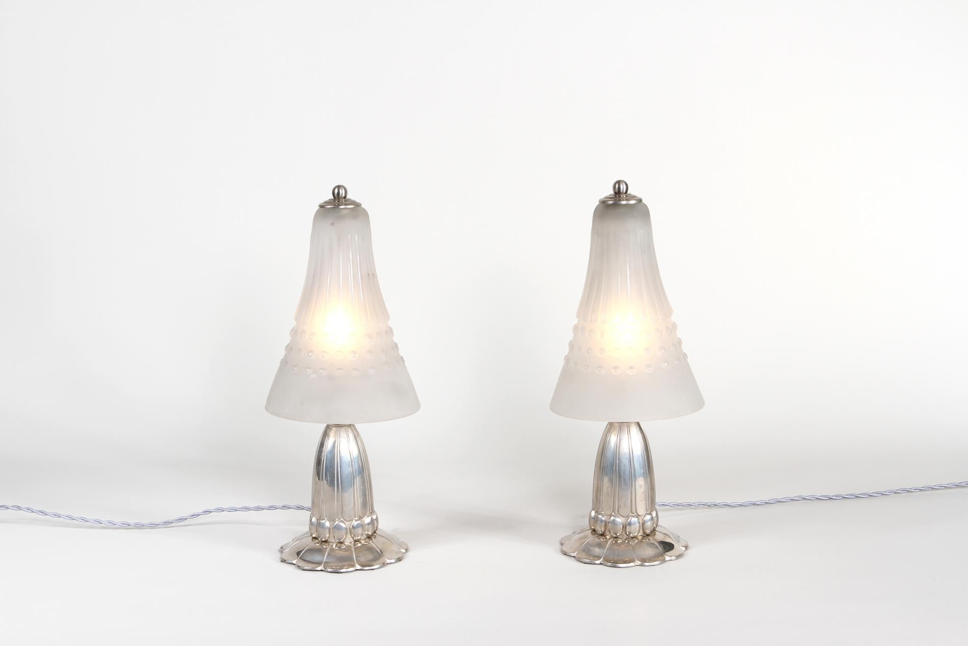 Pair of original French Art deco table lamps circa 1930 by Paul Follot and frères Muller. The base is in silvered bronze made by Follot and the glass is typical decor by Frères Muller. 