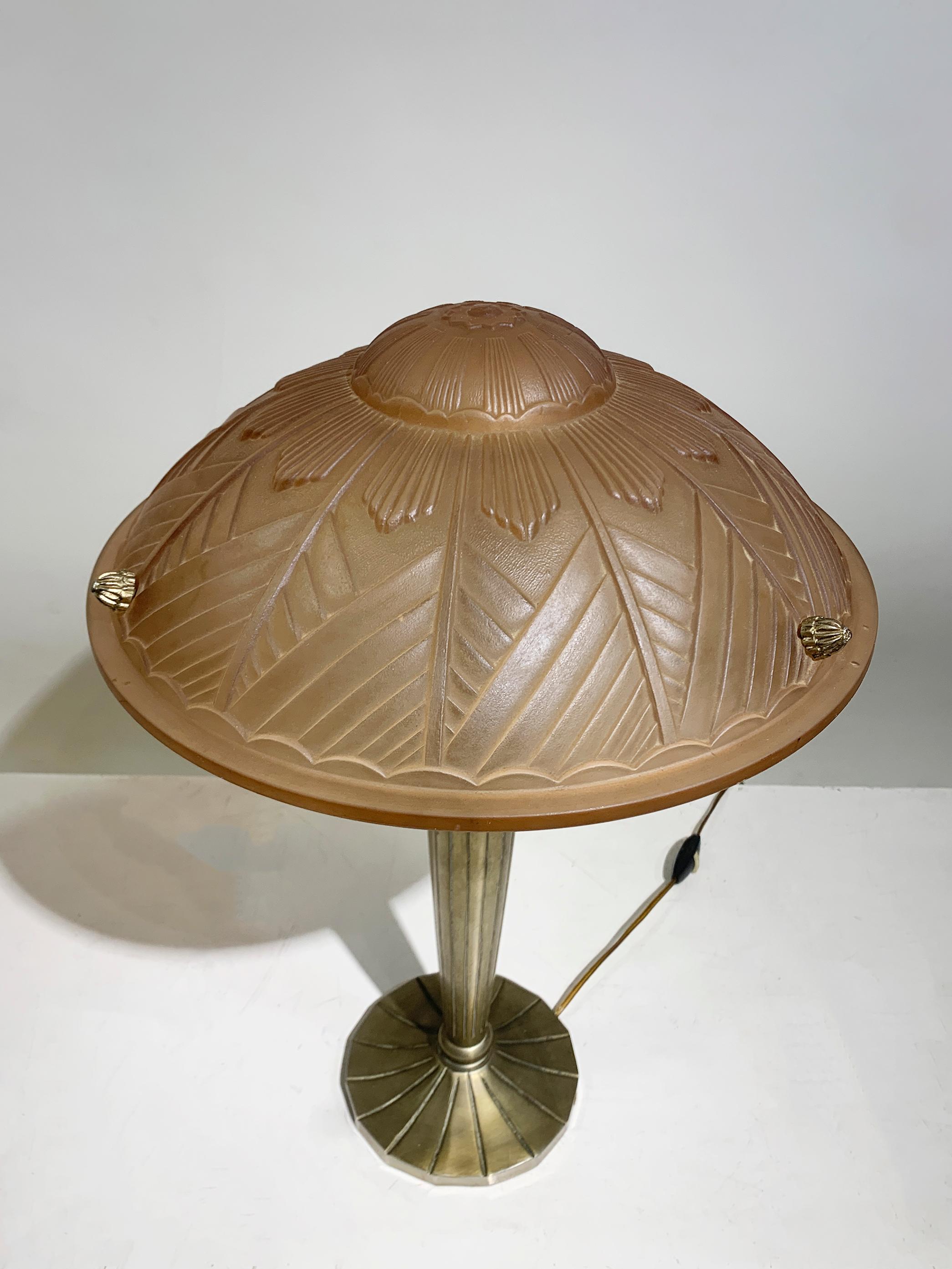Pair of French Art Deco Table Lamps in Pink Press-molded Glass, Circa 1930 For Sale 4