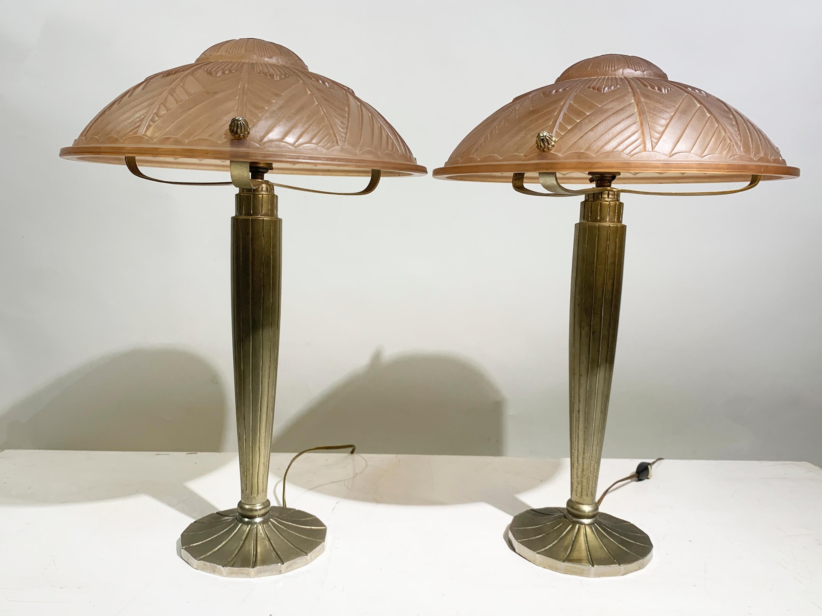 Pair of French Art Deco Table Lamps in Pink Press-molded Glass, Circa 1930 For Sale 5