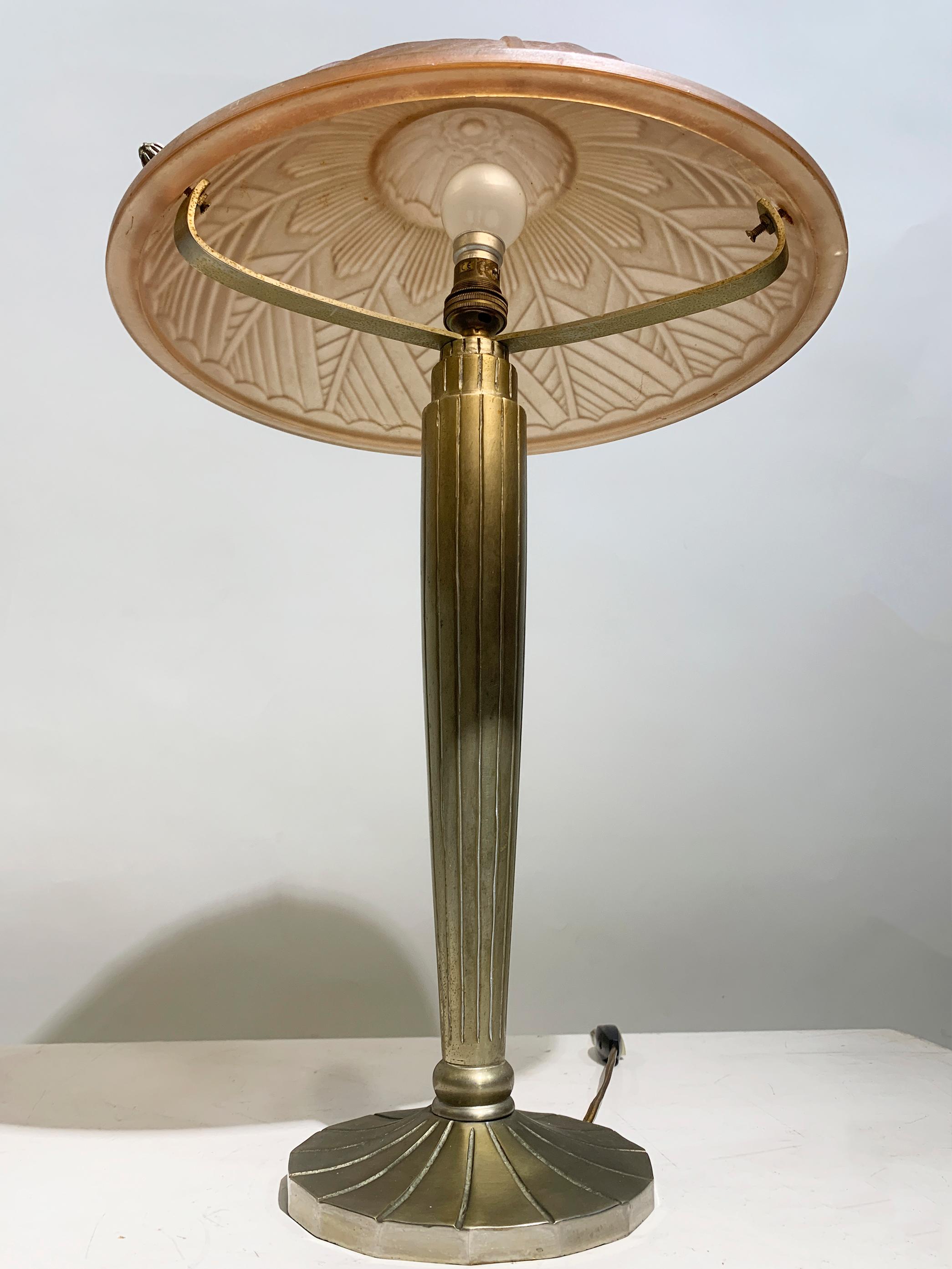 Pair of French Art Deco Table Lamps in Pink Press-molded Glass, Circa 1930 For Sale 7