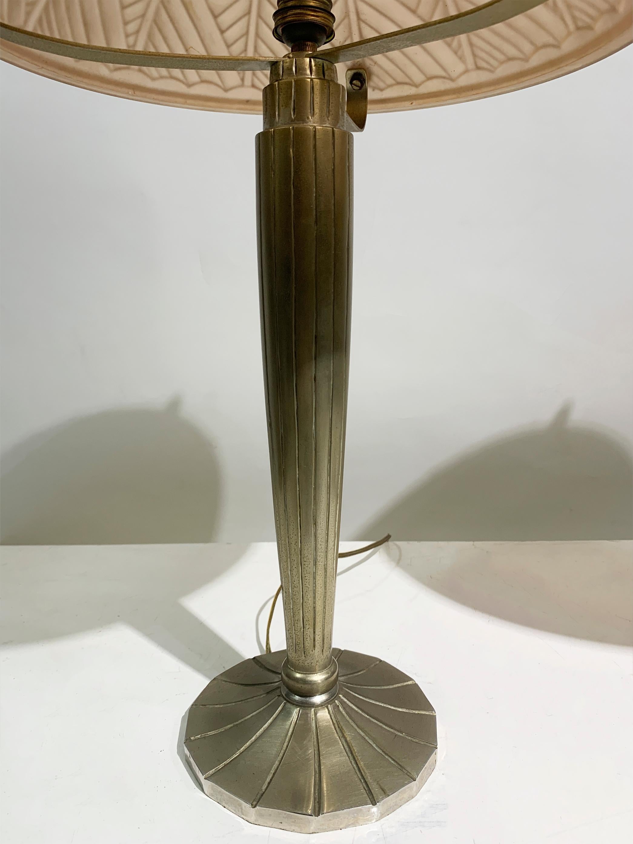 Pair of French Art Deco Table Lamps in Pink Press-molded Glass, Circa 1930 For Sale 8