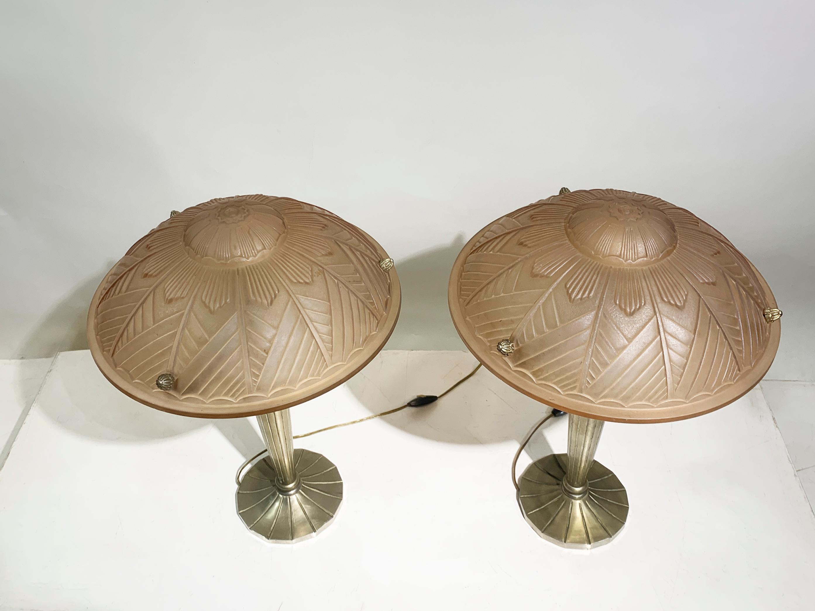 Pair of French Art Deco Table Lamps in Pink Press-molded Glass, Circa 1930 In Good Condition For Sale In Beirut, LB