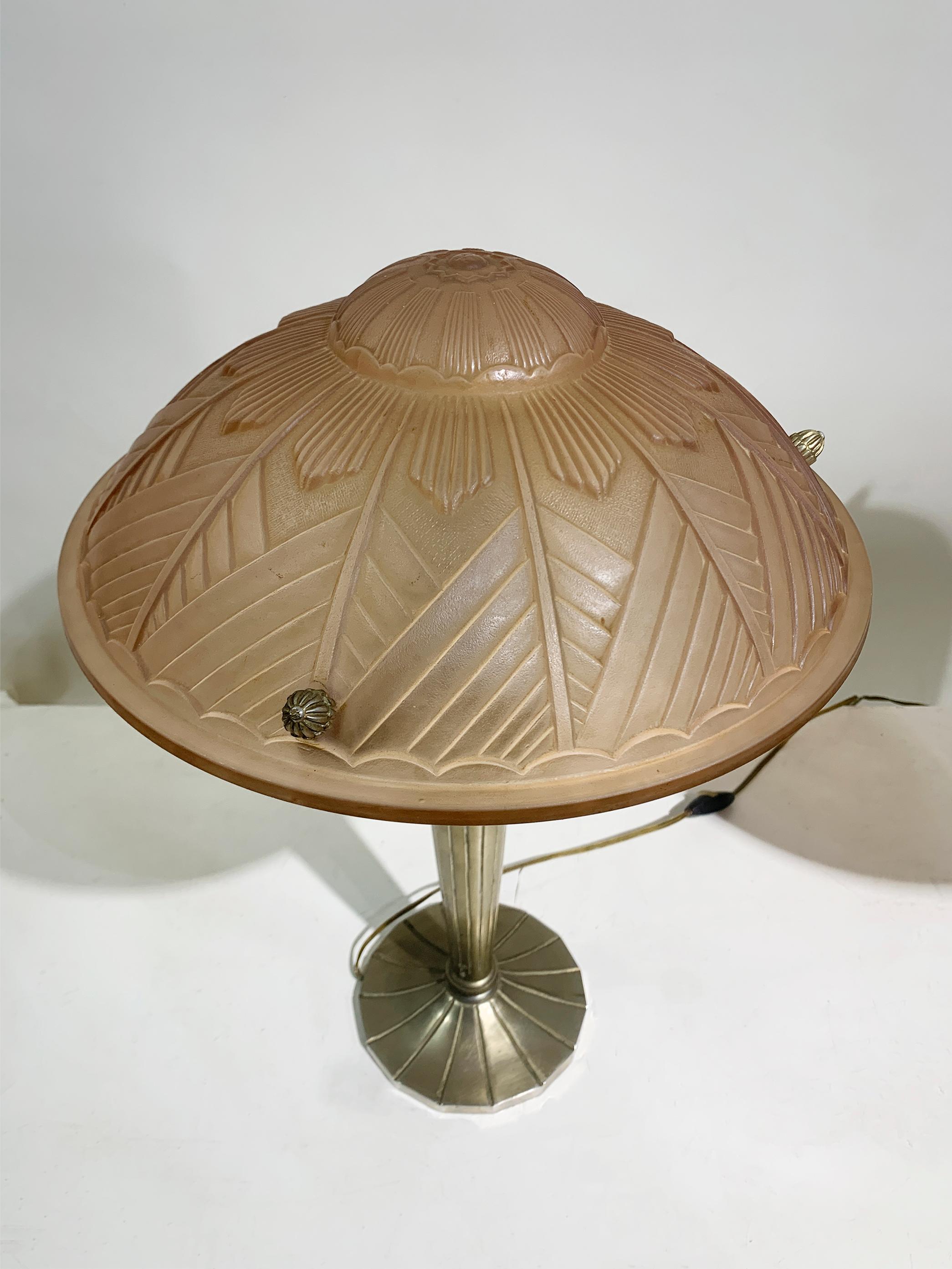 20th Century Pair of French Art Deco Table Lamps in Pink Press-molded Glass, Circa 1930 For Sale