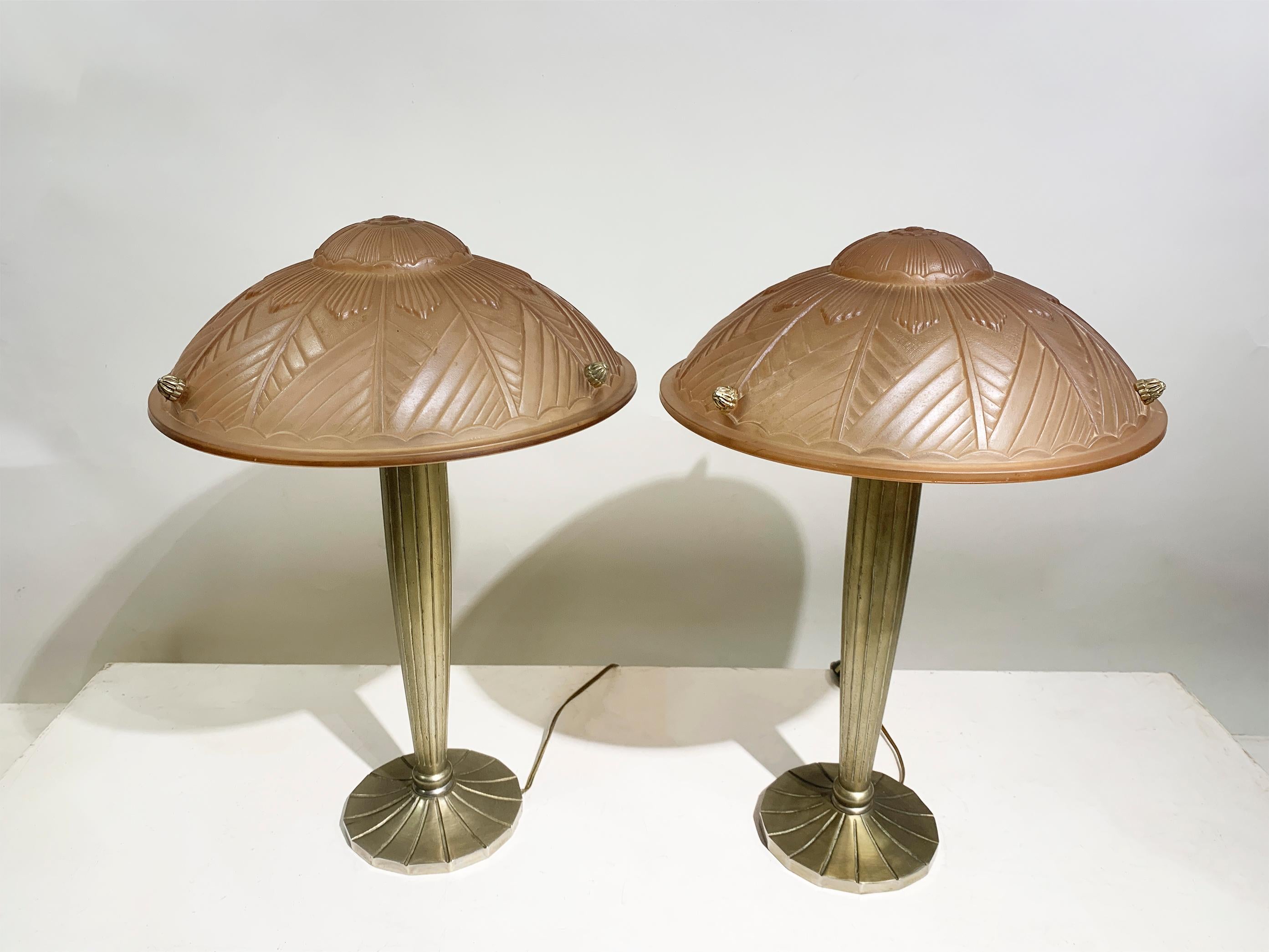 Bronze Pair of French Art Deco Table Lamps in Pink Press-molded Glass, Circa 1930 For Sale