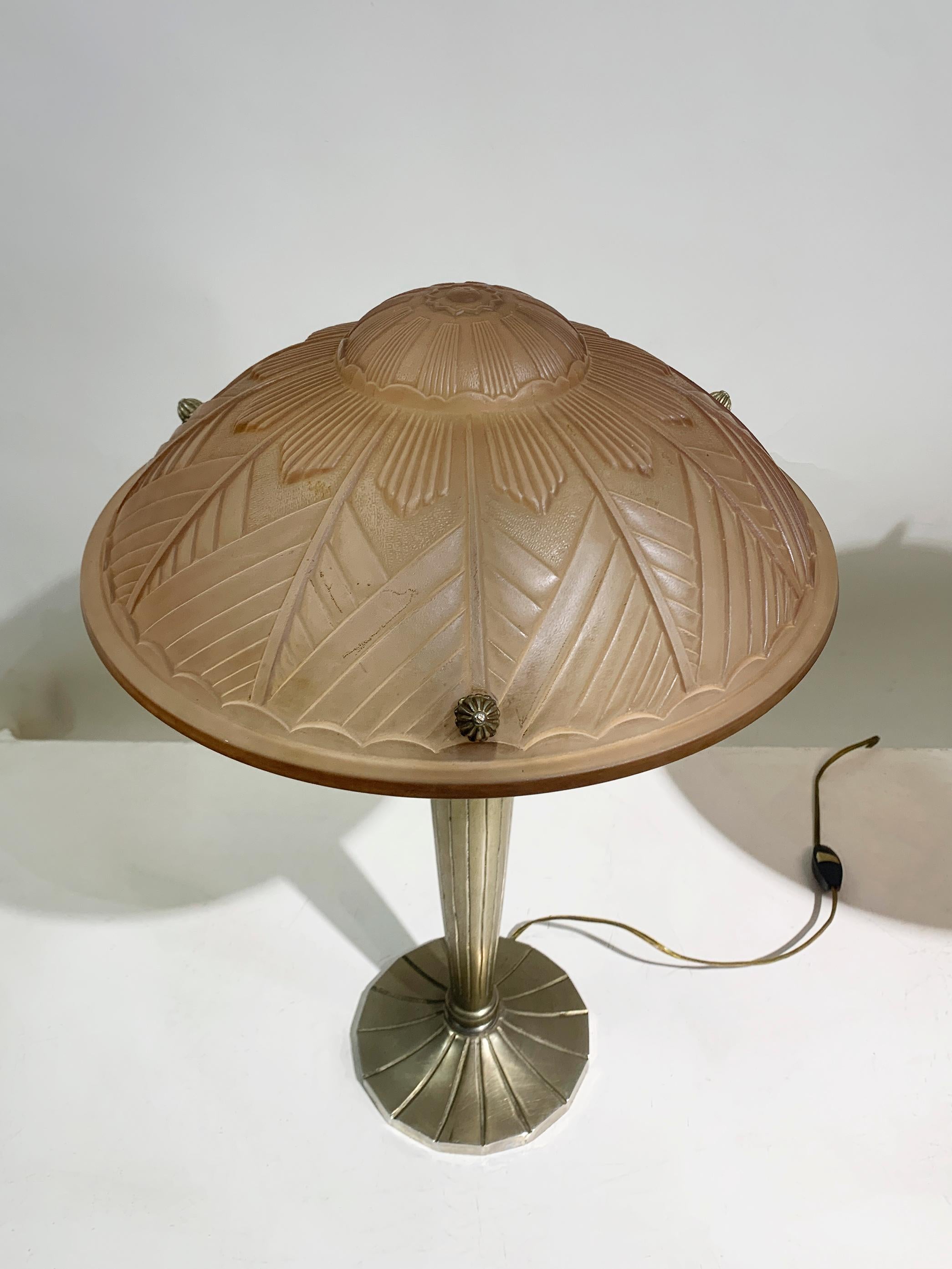 Pair of French Art Deco Table Lamps in Pink Press-molded Glass, Circa 1930 For Sale 1
