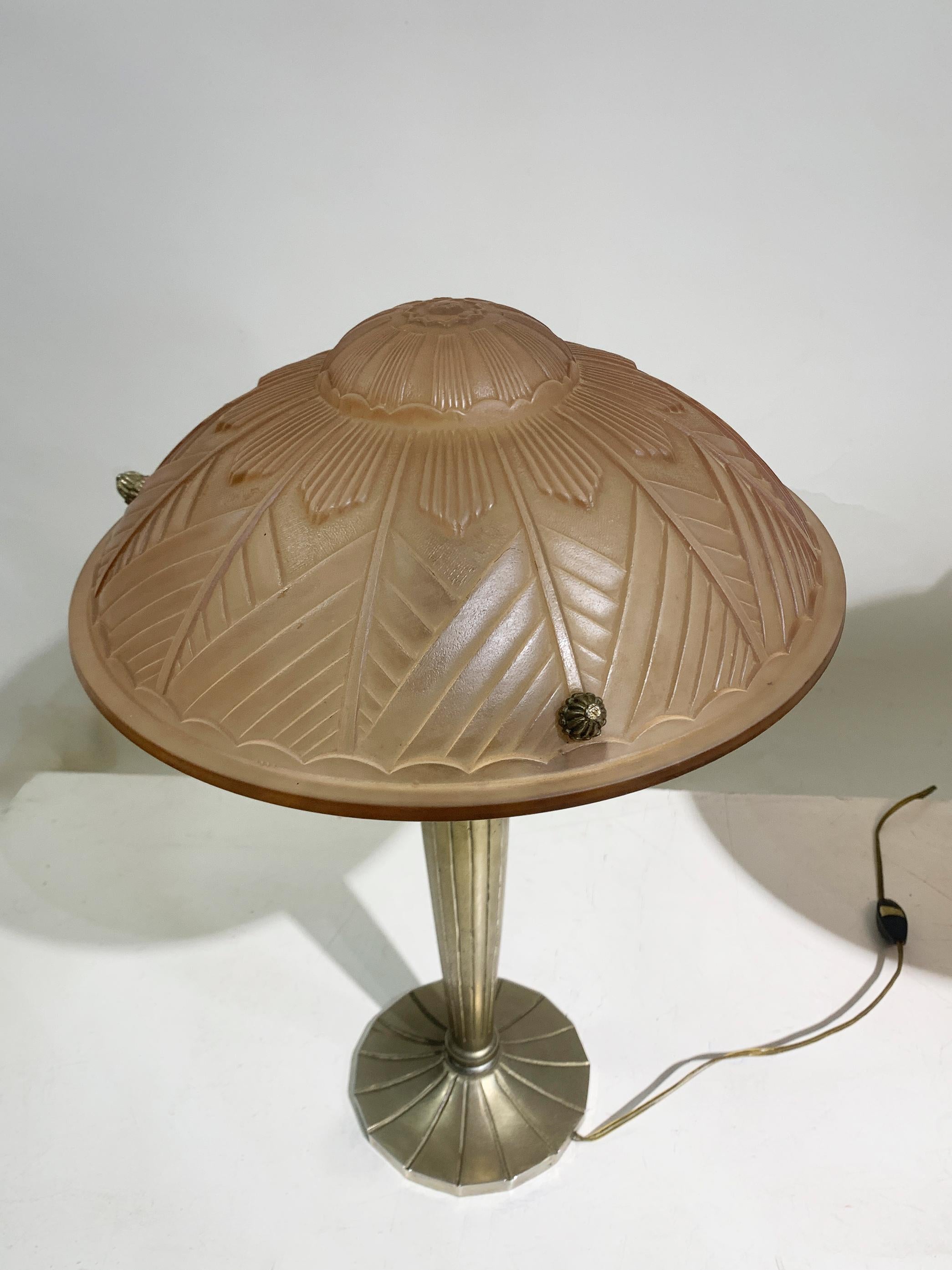 Pair of French Art Deco Table Lamps in Pink Press-molded Glass, Circa 1930 For Sale 2